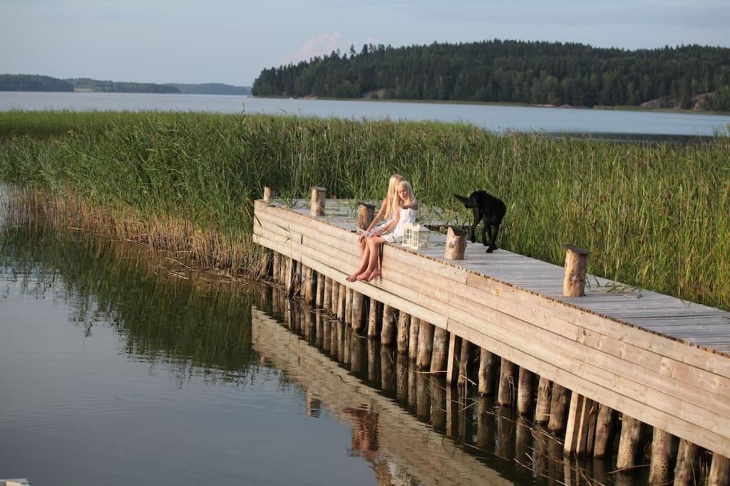 Strömman mökki rannalla autotien päässä.