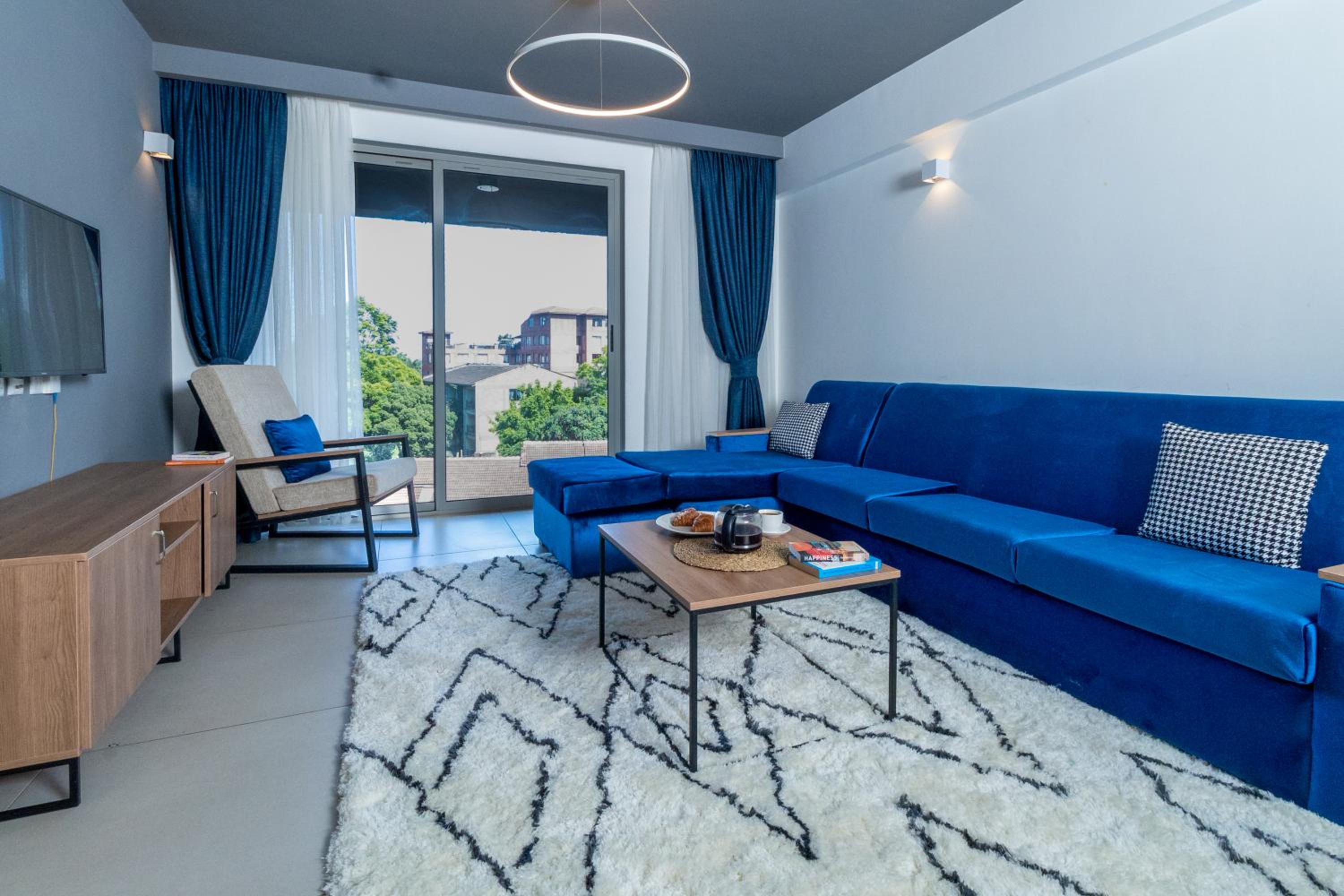 Purple Stays 2 bed With View by YourHost, Kilimani Nairobi view 2