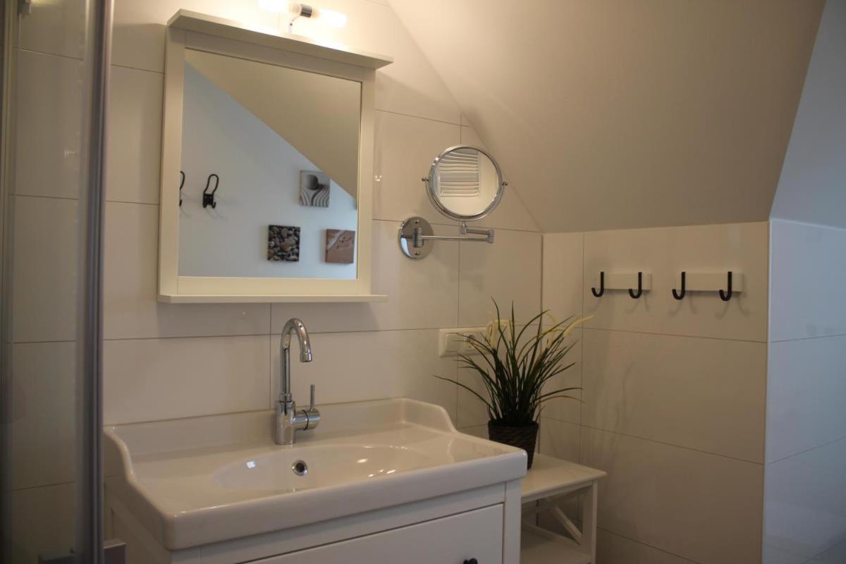 Ferienwohnung Abendsonne en Born — bathroom
