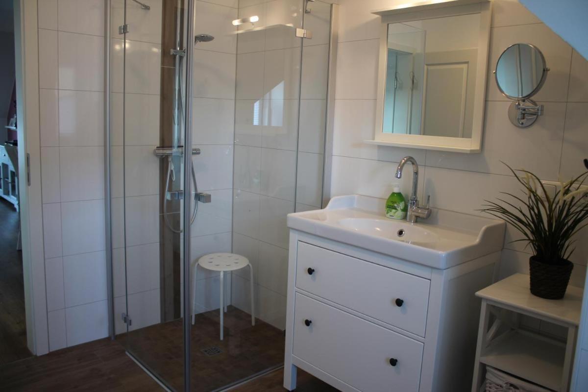 Ferienwohnung Abendsonne en Born — bathroom