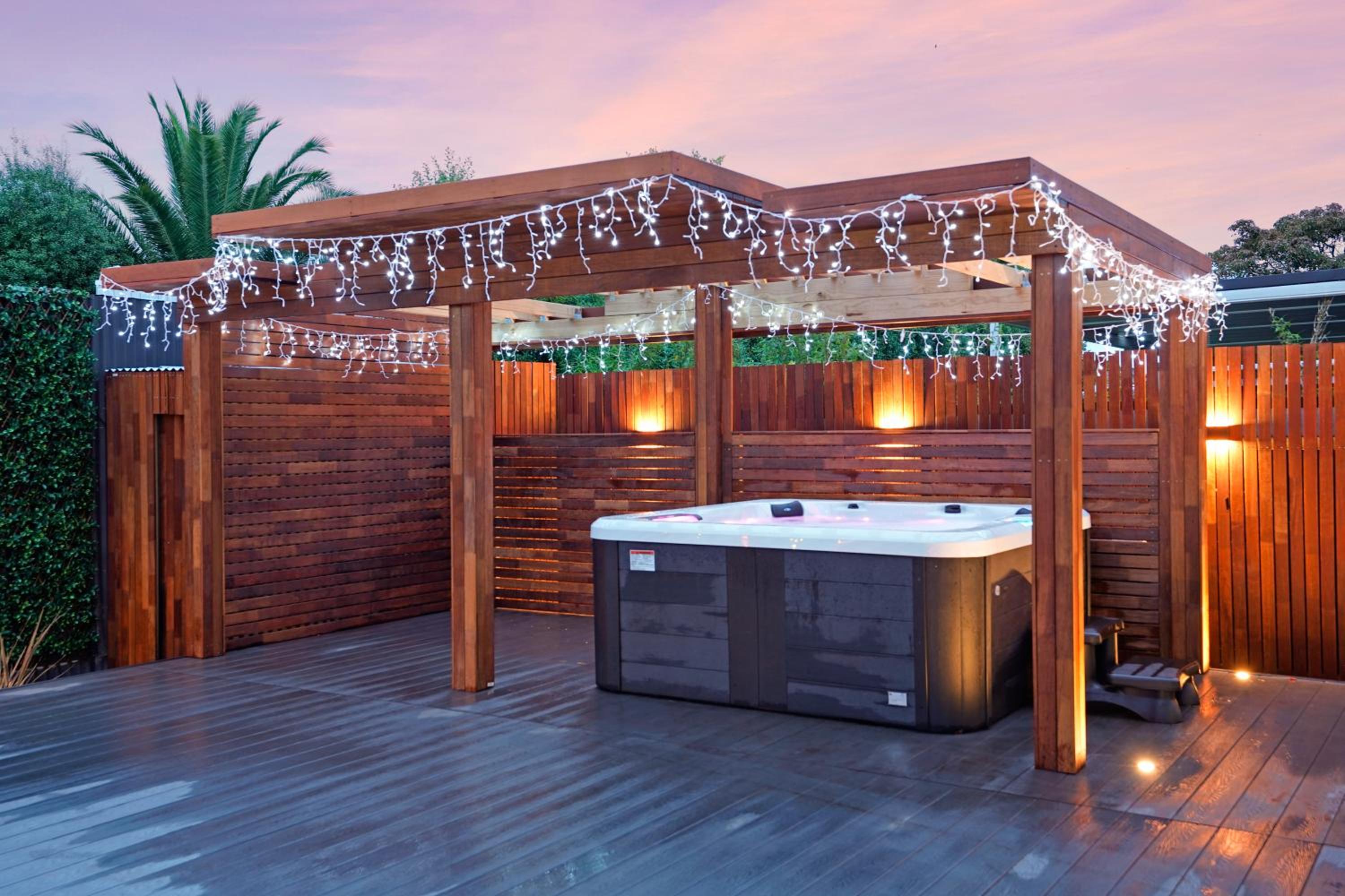 Amazing Backyard - MAX Entertain Beachside Retreat