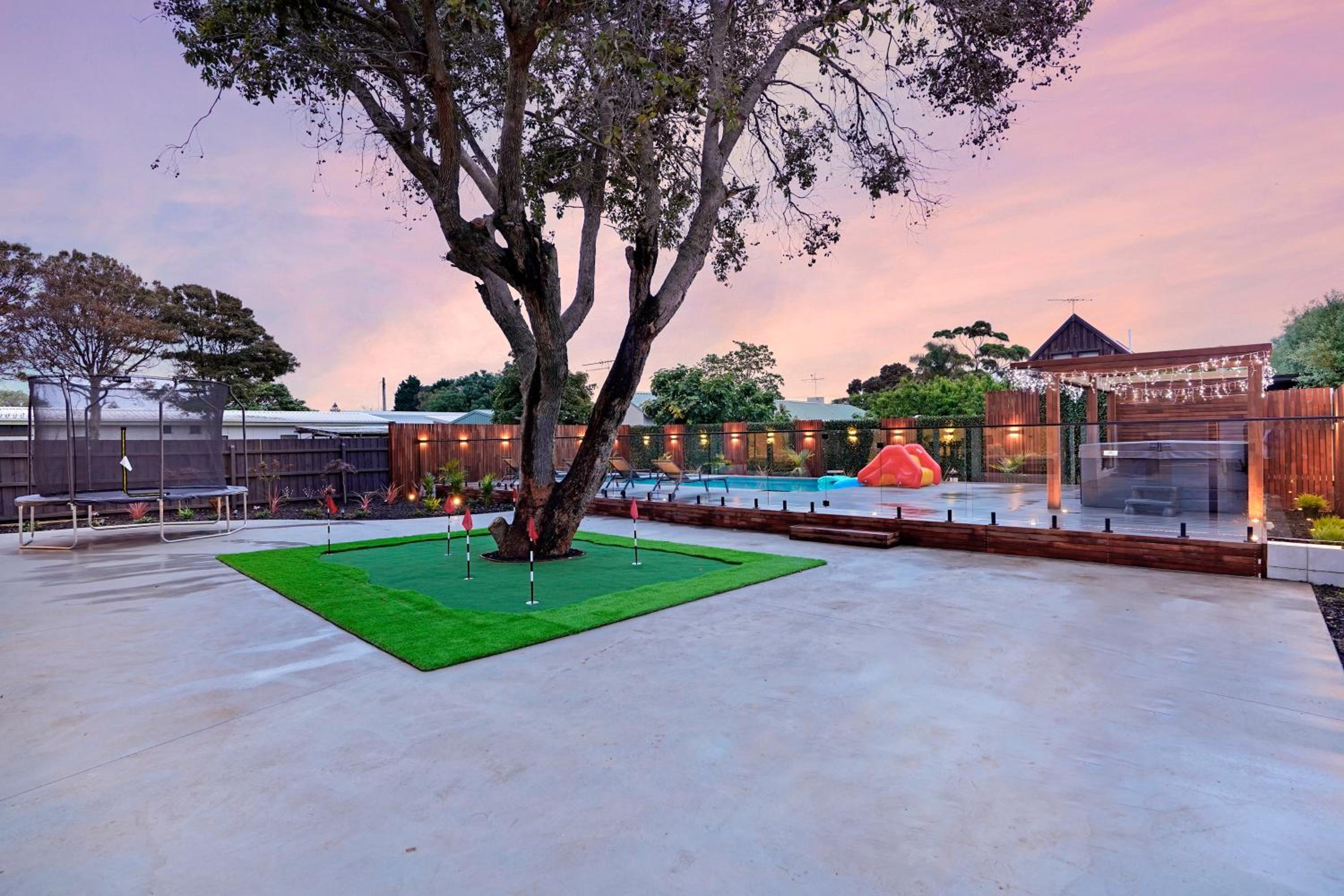Amazing Backyard - MAX Entertain Beachside Retreat