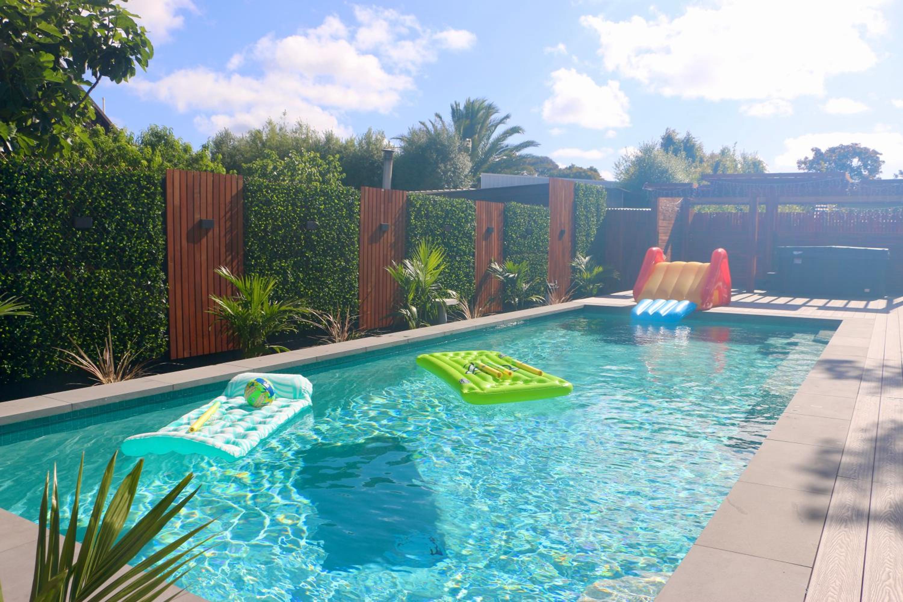 Amazing Backyard - MAX Entertain Beachside Retreat