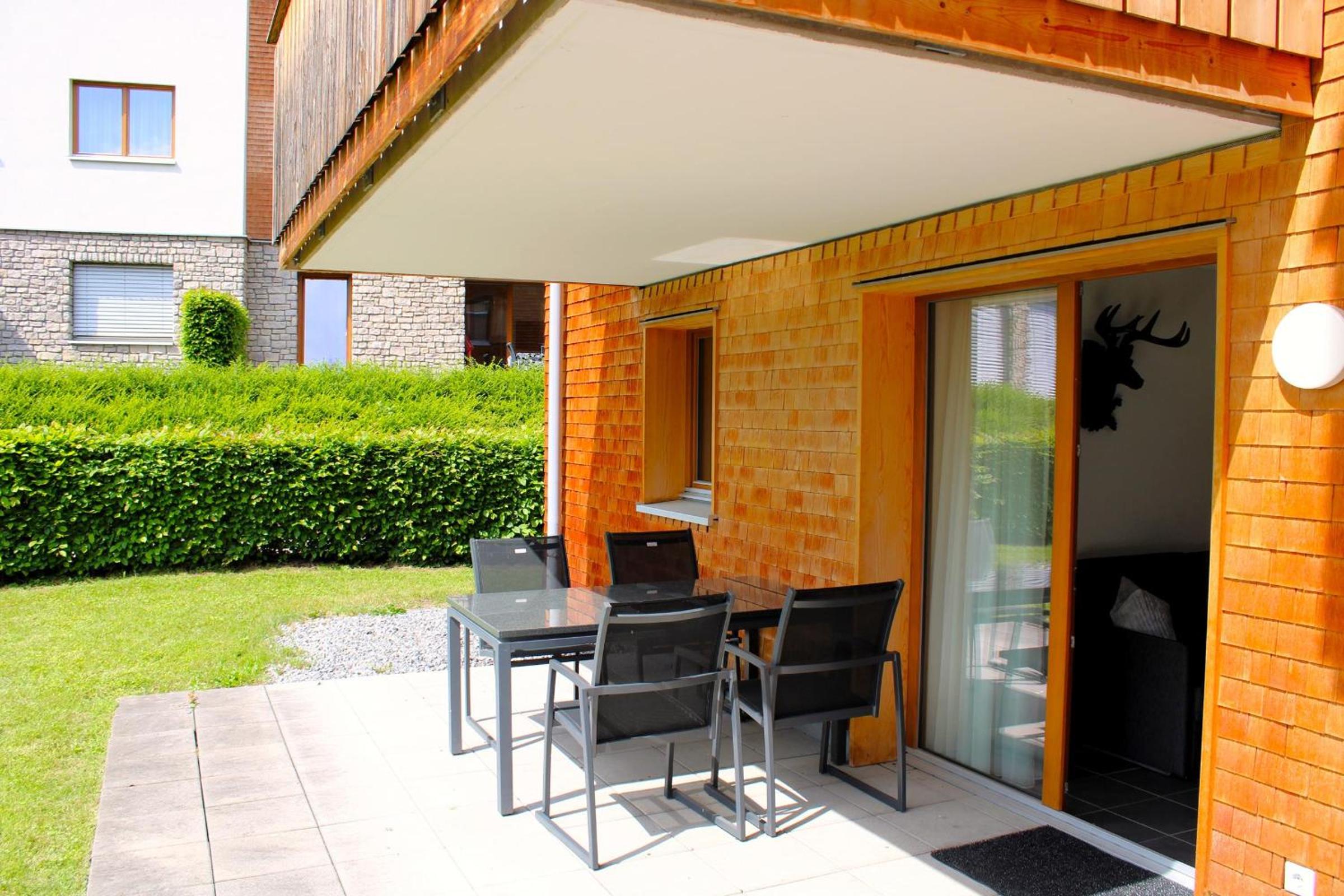 Verwall 1 Garten FeWo by Alpenfeder