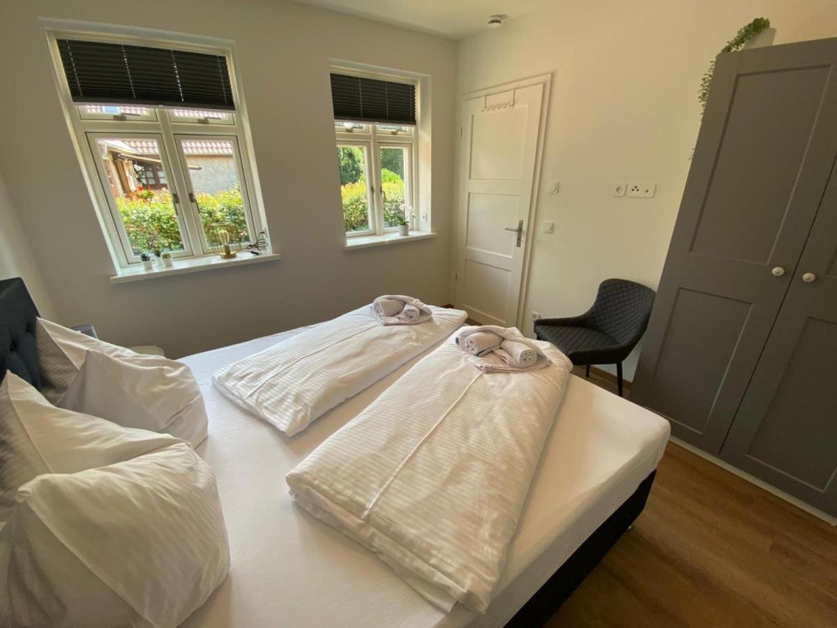 Friesia Urlaub unterm Reetdach fuer 4 Pers Terrasse Garten 2 SZ