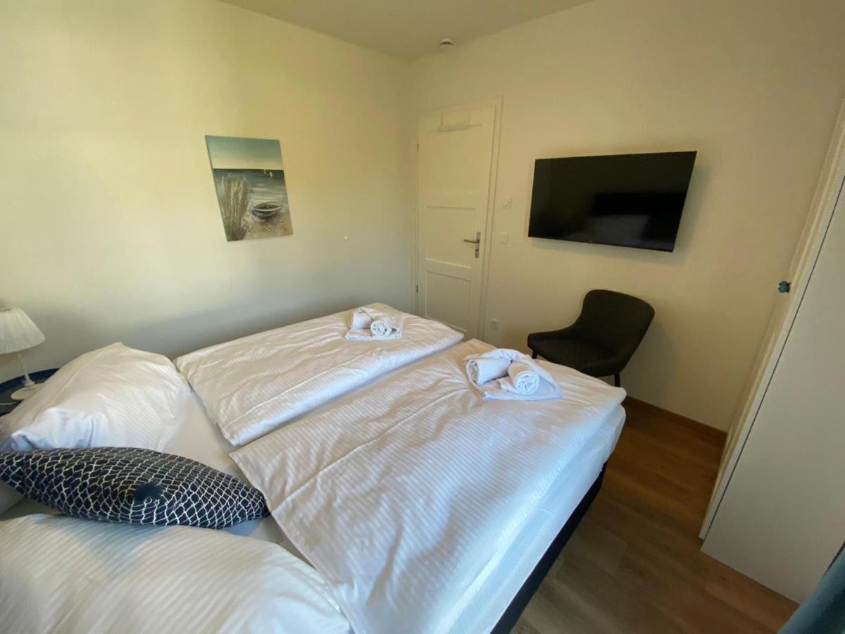 Friesia Urlaub unterm Reetdach fuer 4 Pers Terrasse Garten 2 SZ