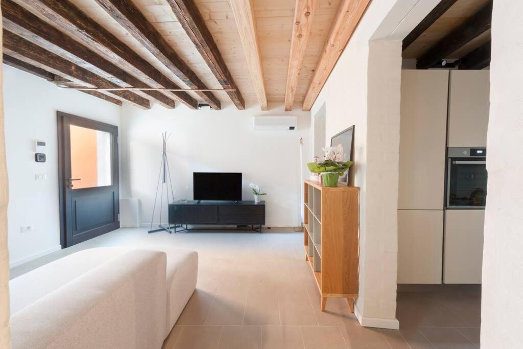 Ca' Ferrando, brand new apartment, experienced host!
