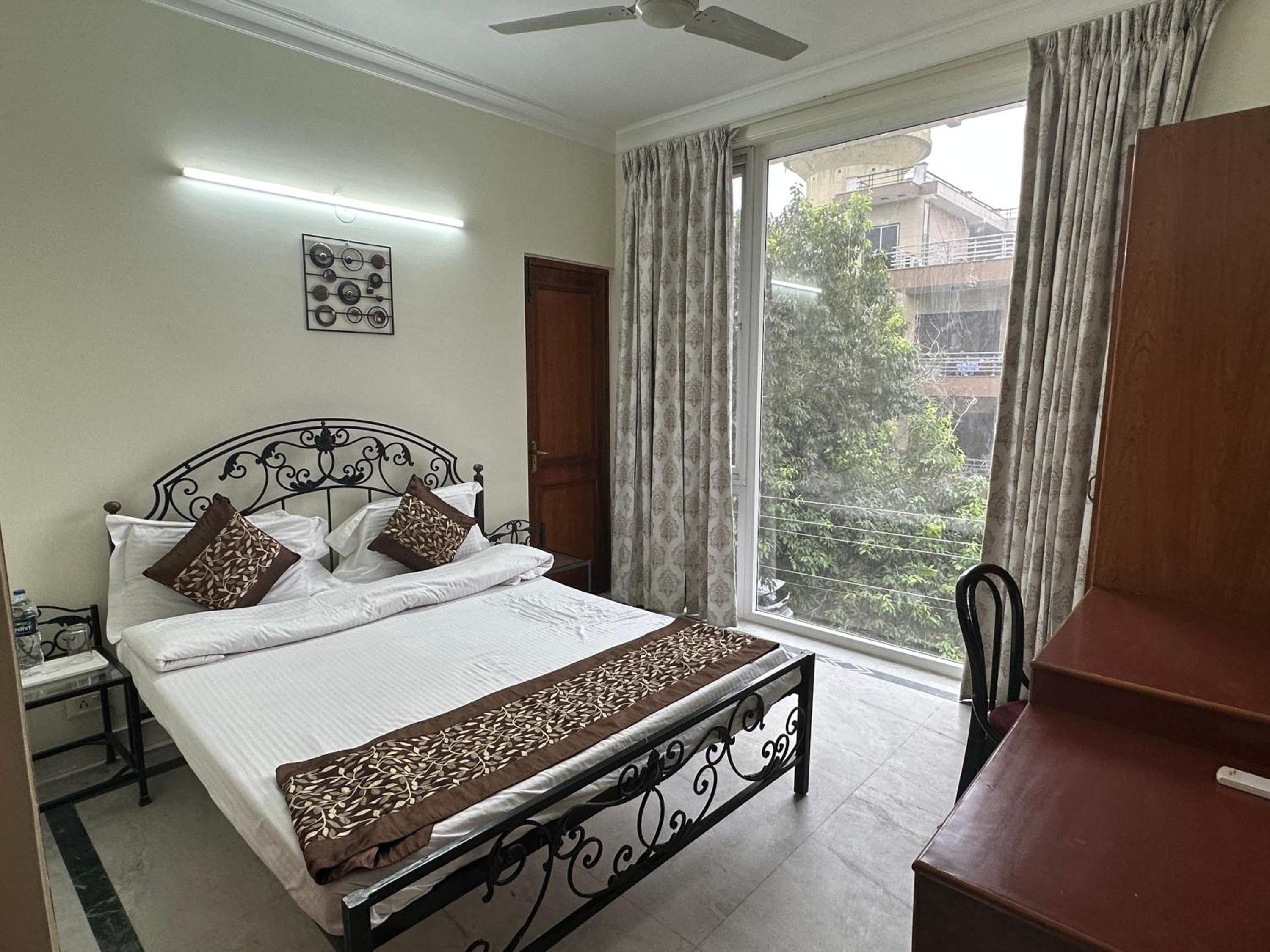 Pamposh Guest House, Gurgaon view 3