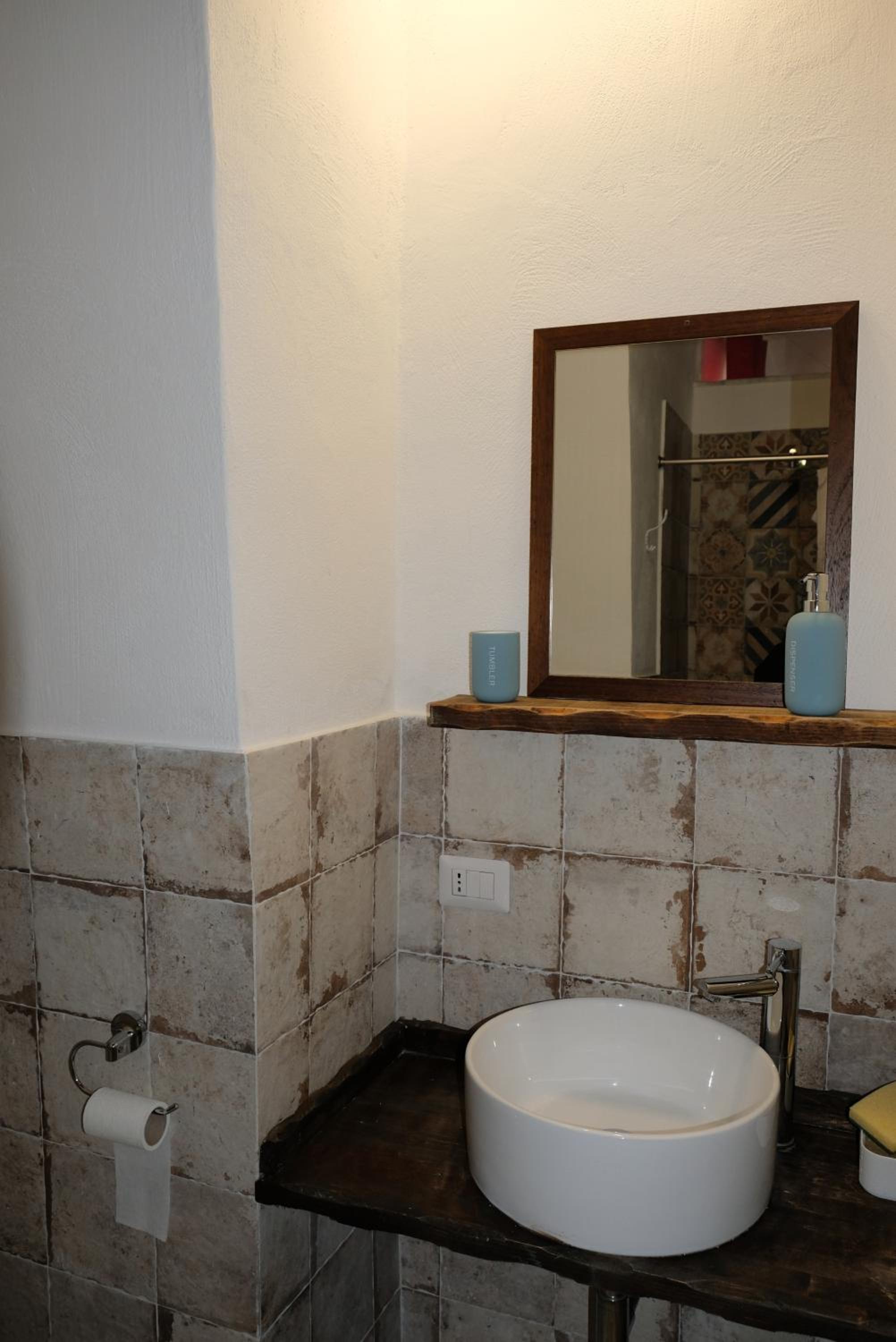 La Torretta en Torre Annunziata — bathroom