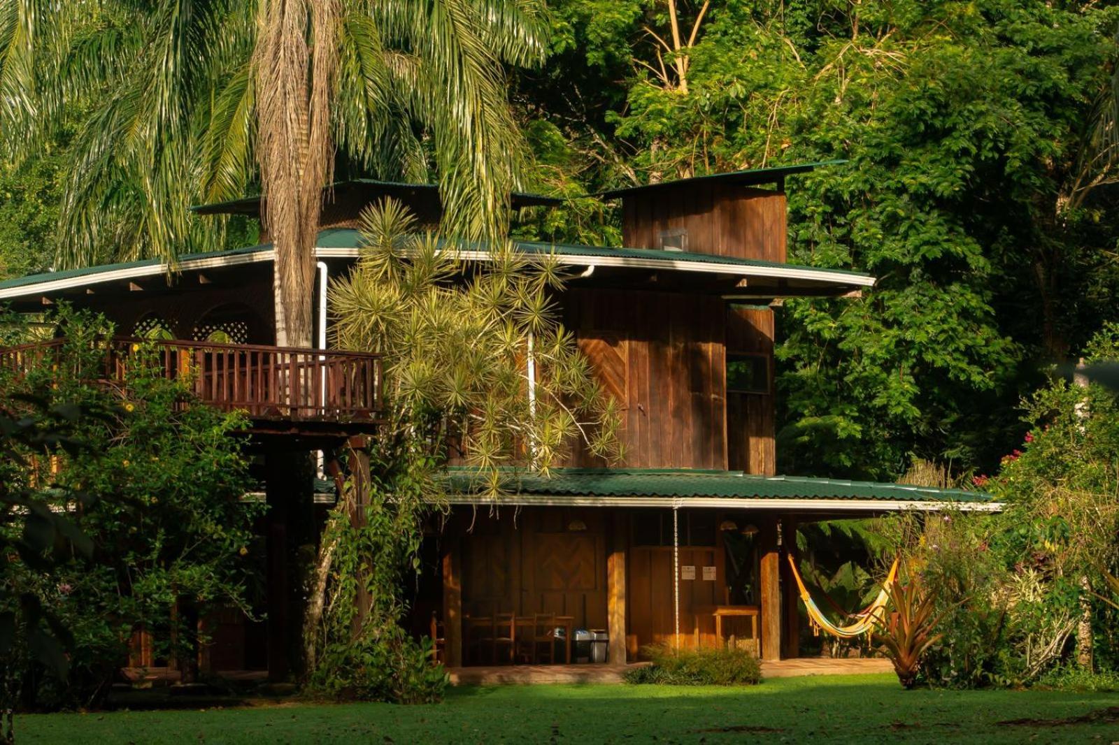 Casa Heliconia - spacious, big garden, close to the beach