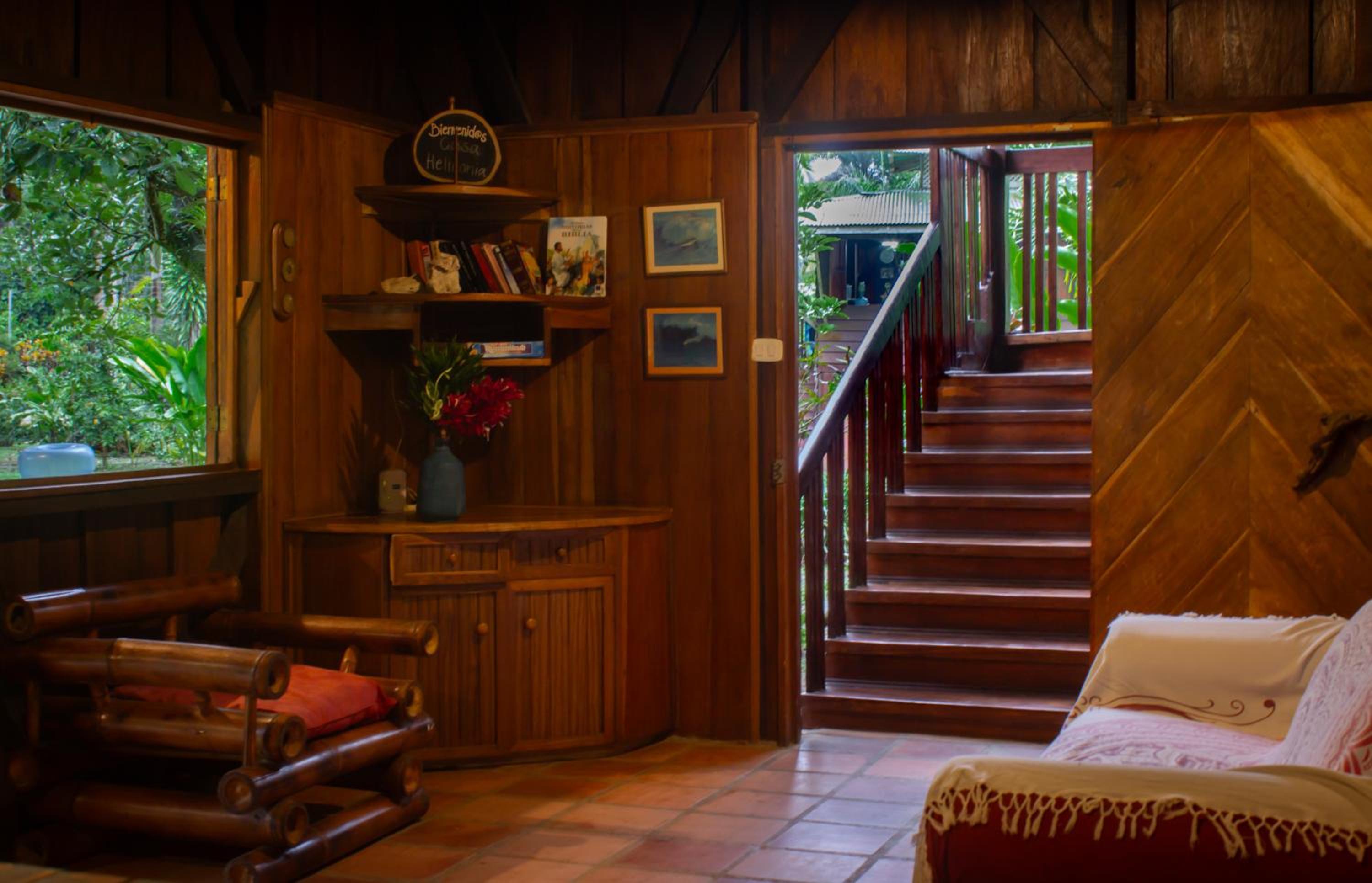 Casa Heliconia - spacious, big garden, close to the beach