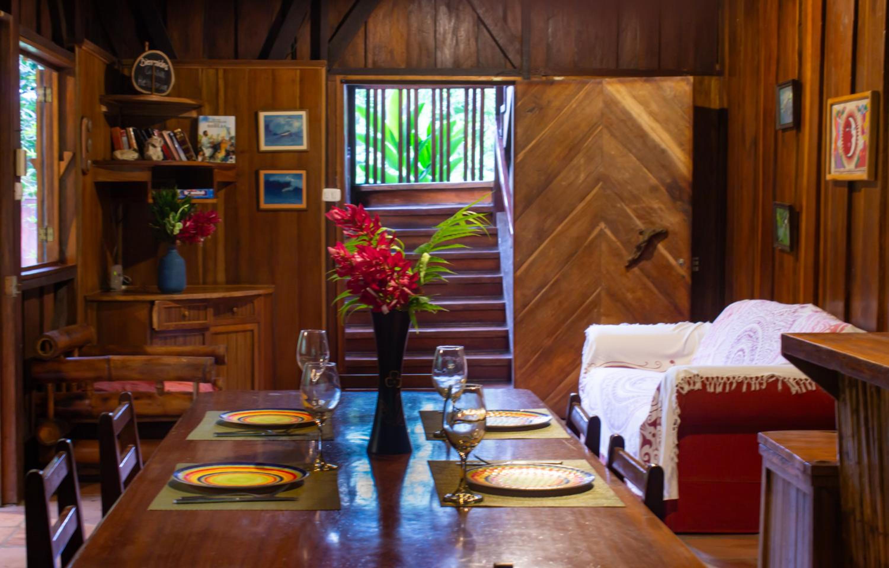 Casa Heliconia - spacious, big garden, close to the beach