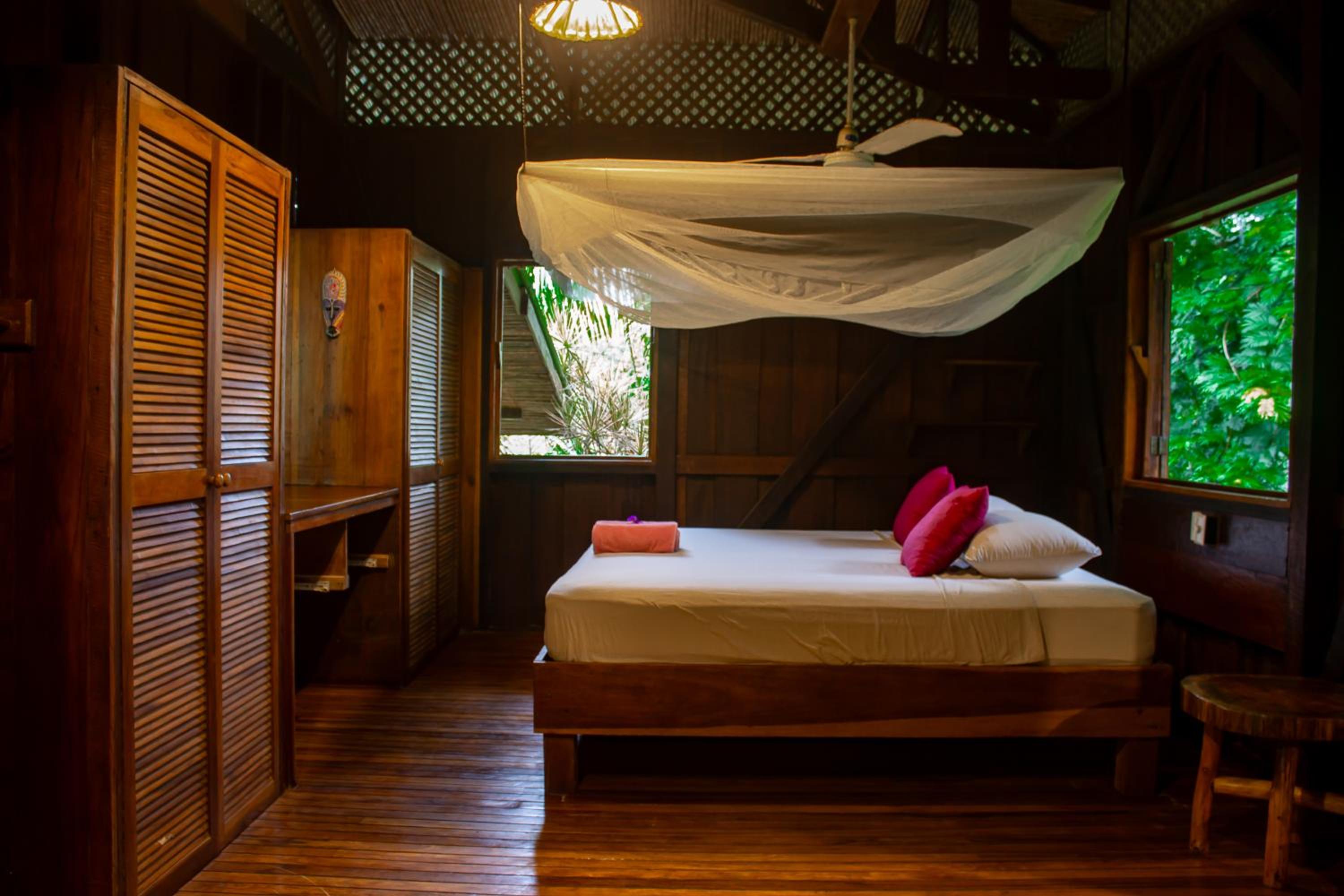 Casa Heliconia - spacious, big garden, close to the beach
