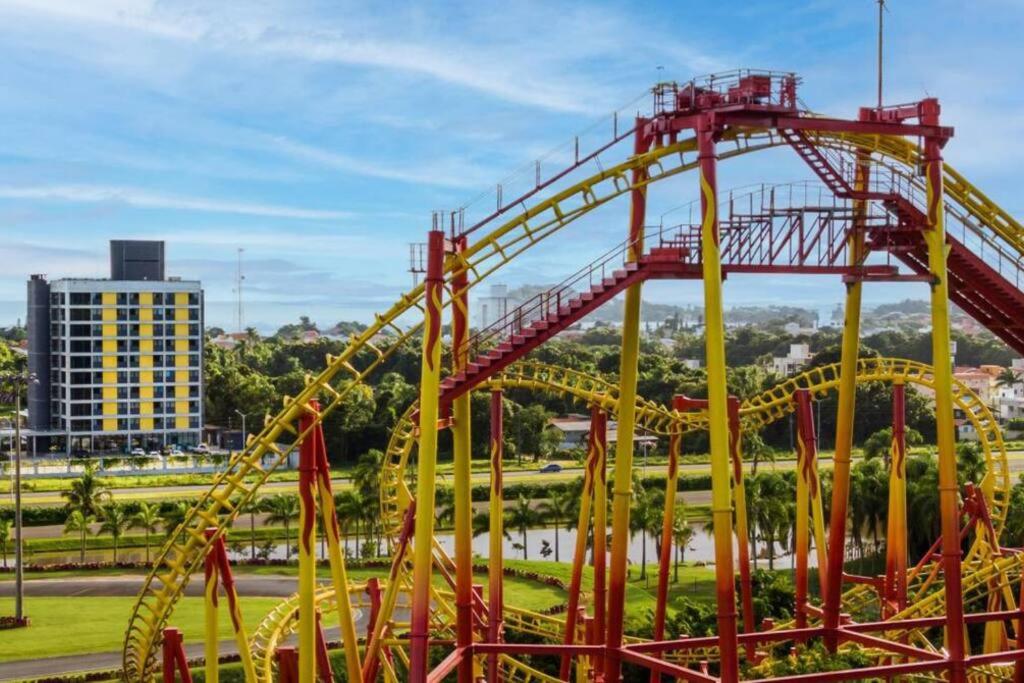Em frente ao Beto Carrero World