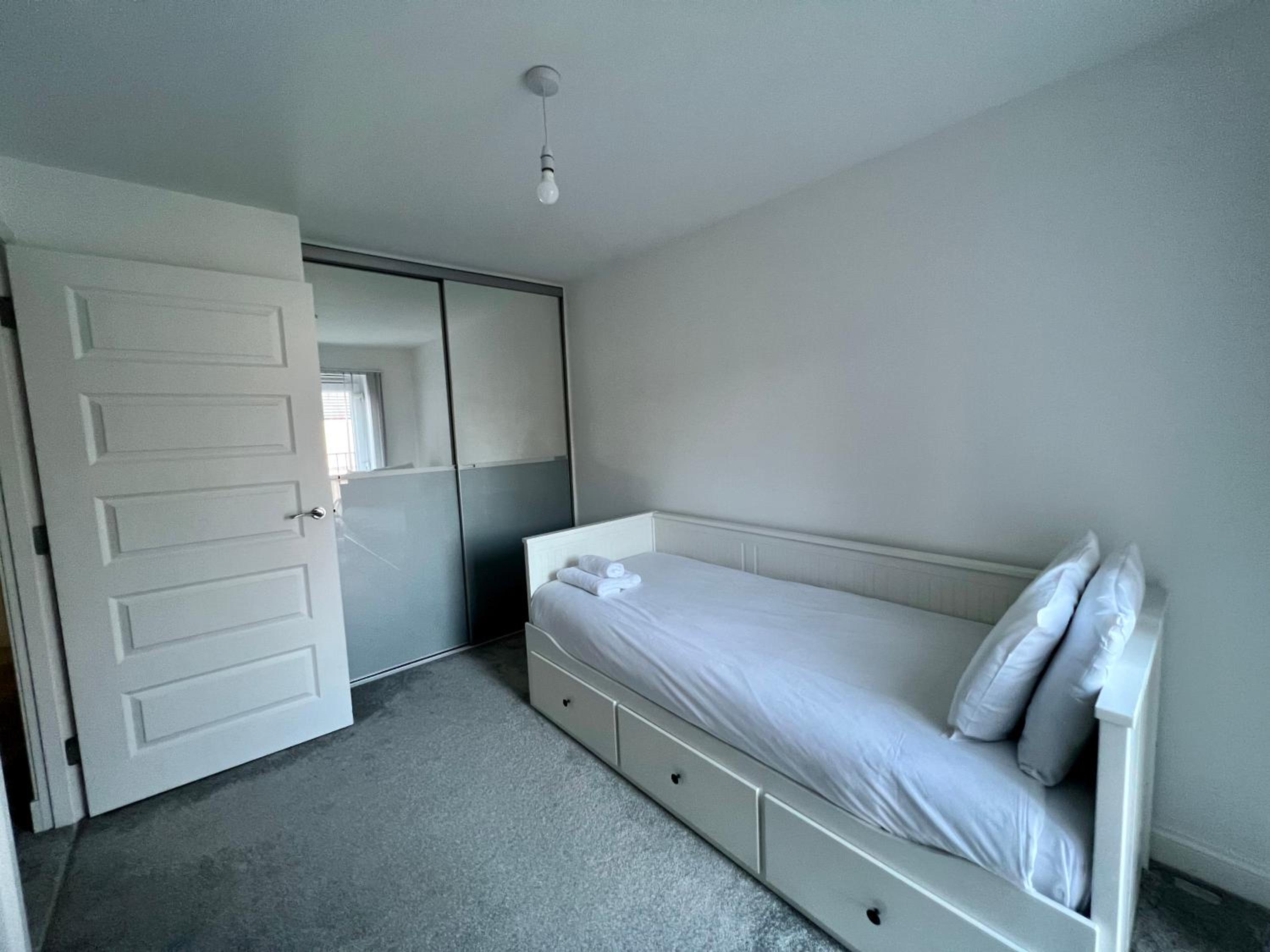 Beautiful 4-Bedroom House with Private Garden & Parking view 3