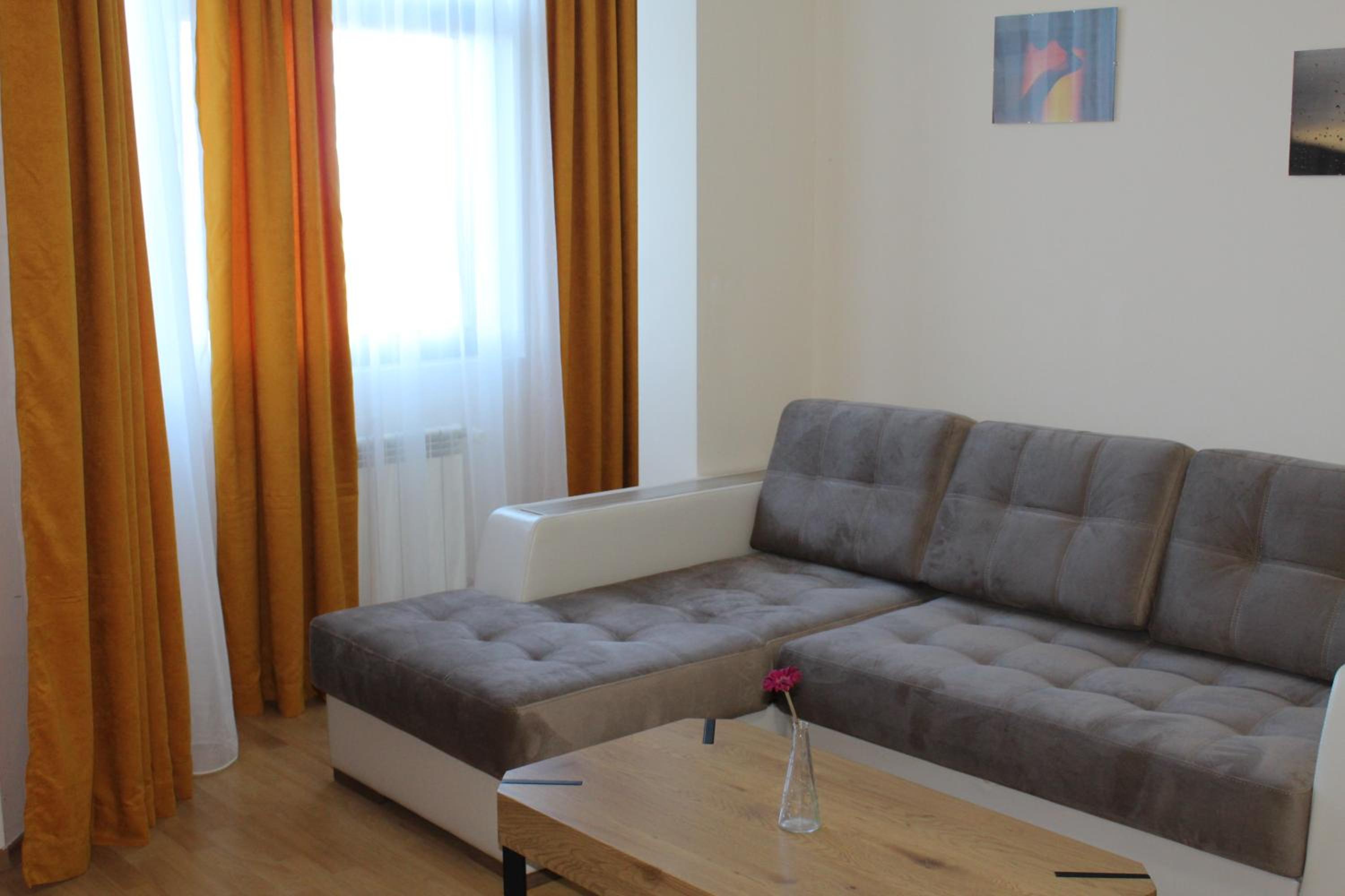 Large size apartment sleep 6 in Flora main building