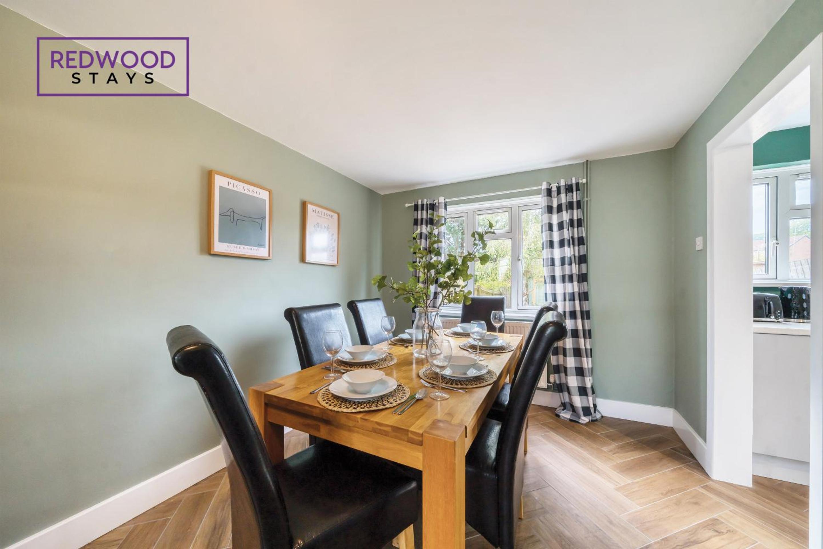 2 Bed 1 Bath House, Perfect for Corporate, Contractors & Families Free Parking, Garden, Netflix By Redwood Stays