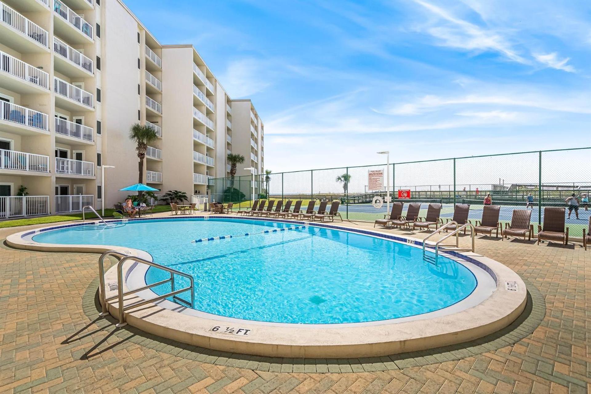 Holiday Surf and Racquet Unit 622