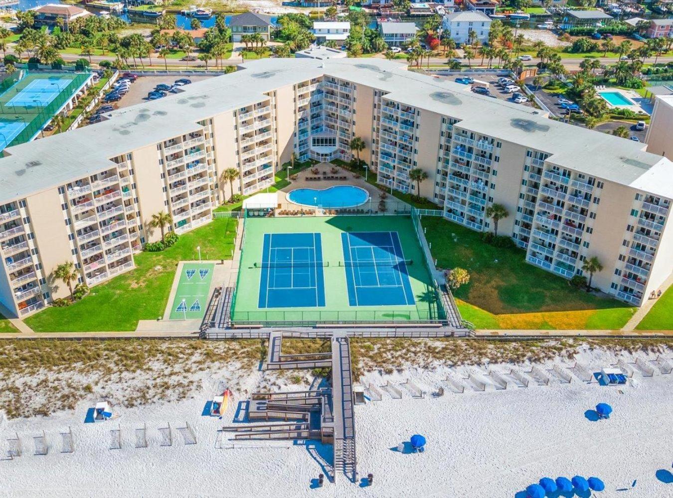 Holiday Surf and Racquet Unit 622