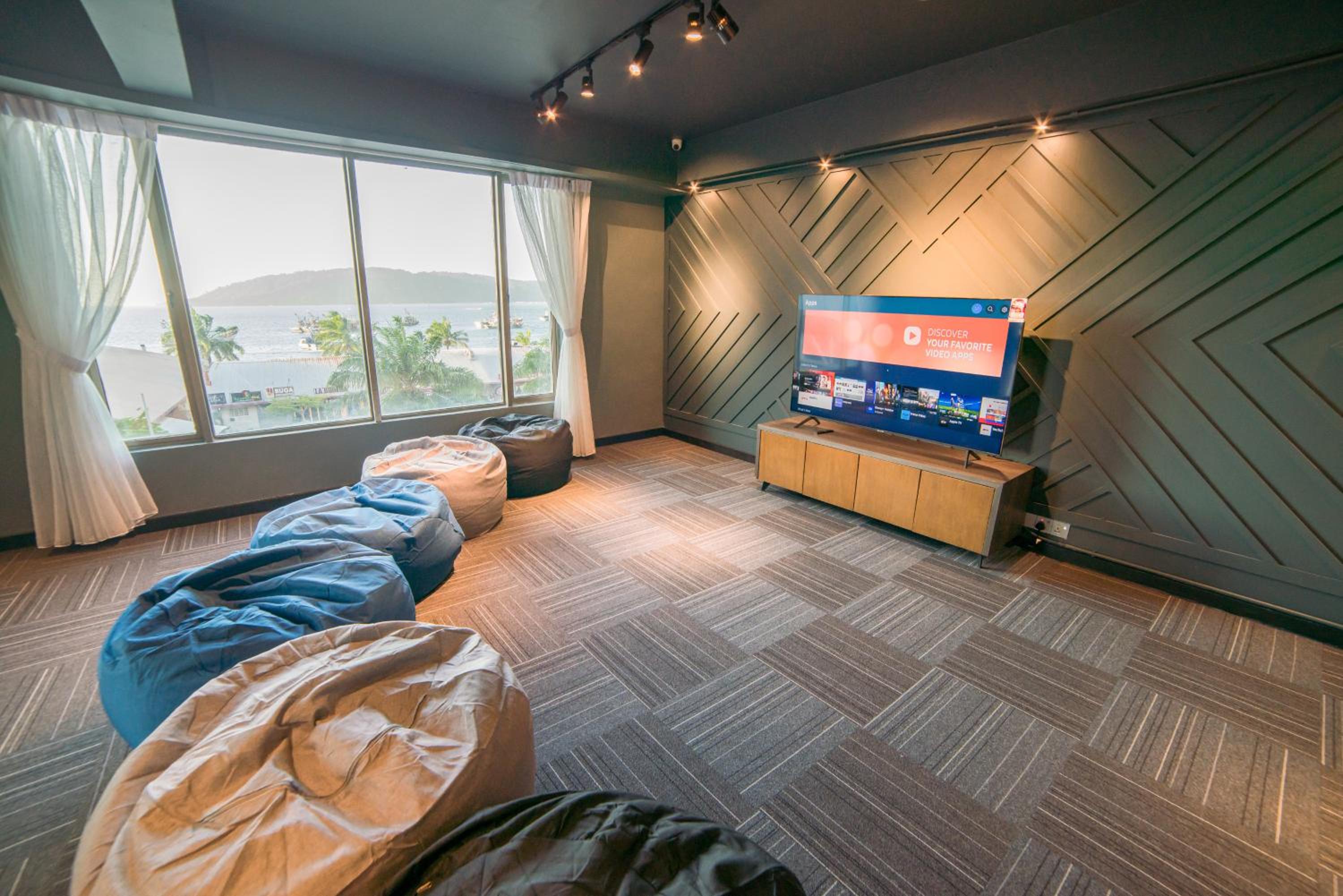 Homy Seafront Hostel photo 7
