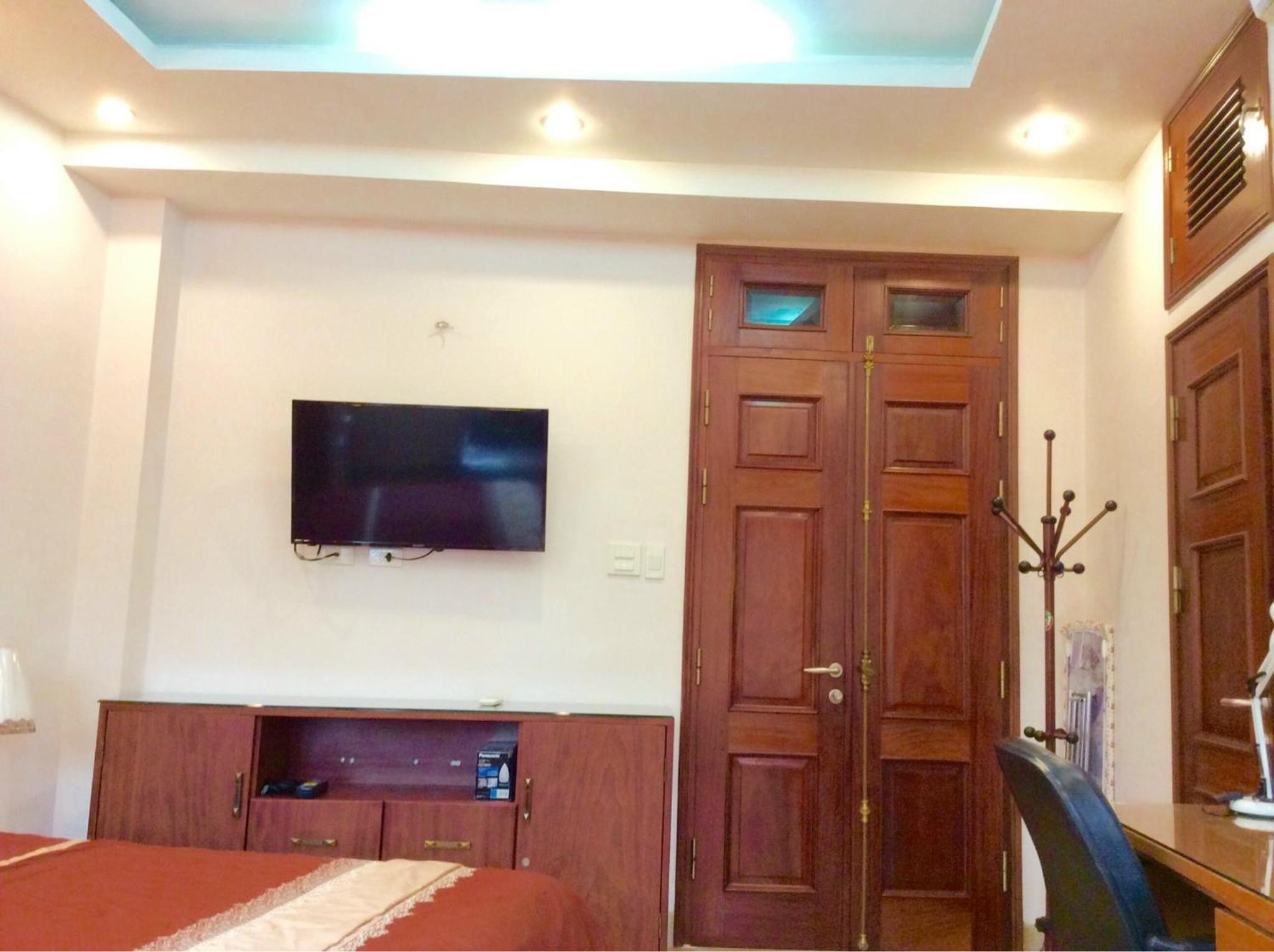 Studio Apartment filled with nature light near the Hanoi Opera House Căn hộ đầy đủ tiện nghi có thang máy gần Nhà Hát Lớn