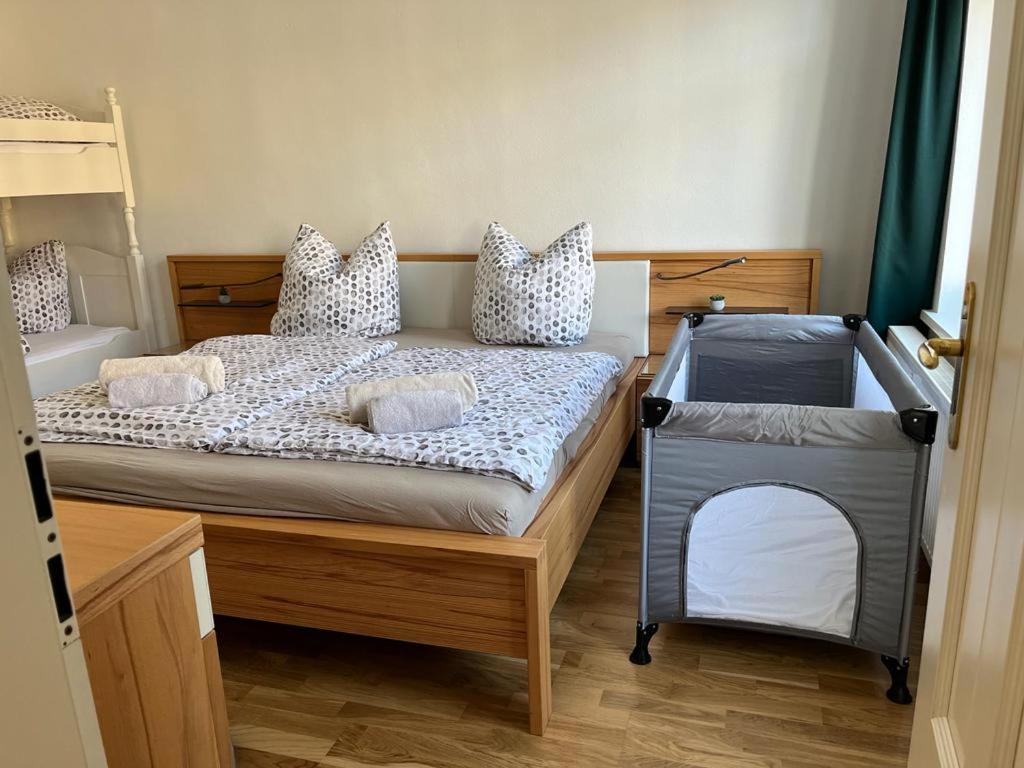 Chemnitz Saxonia HomeDeLuxe Hochwertige 50qm 2-Zimmer-Ferienwohnung mit privaten Kfz Parkplatz Stellplatz mit MWSt-Rechnung mit XXL Hülsta Bett & Etagenbet