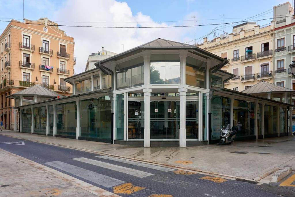 Sunny Cozy Penthouse with a Terrace at Plaza del Carmen
