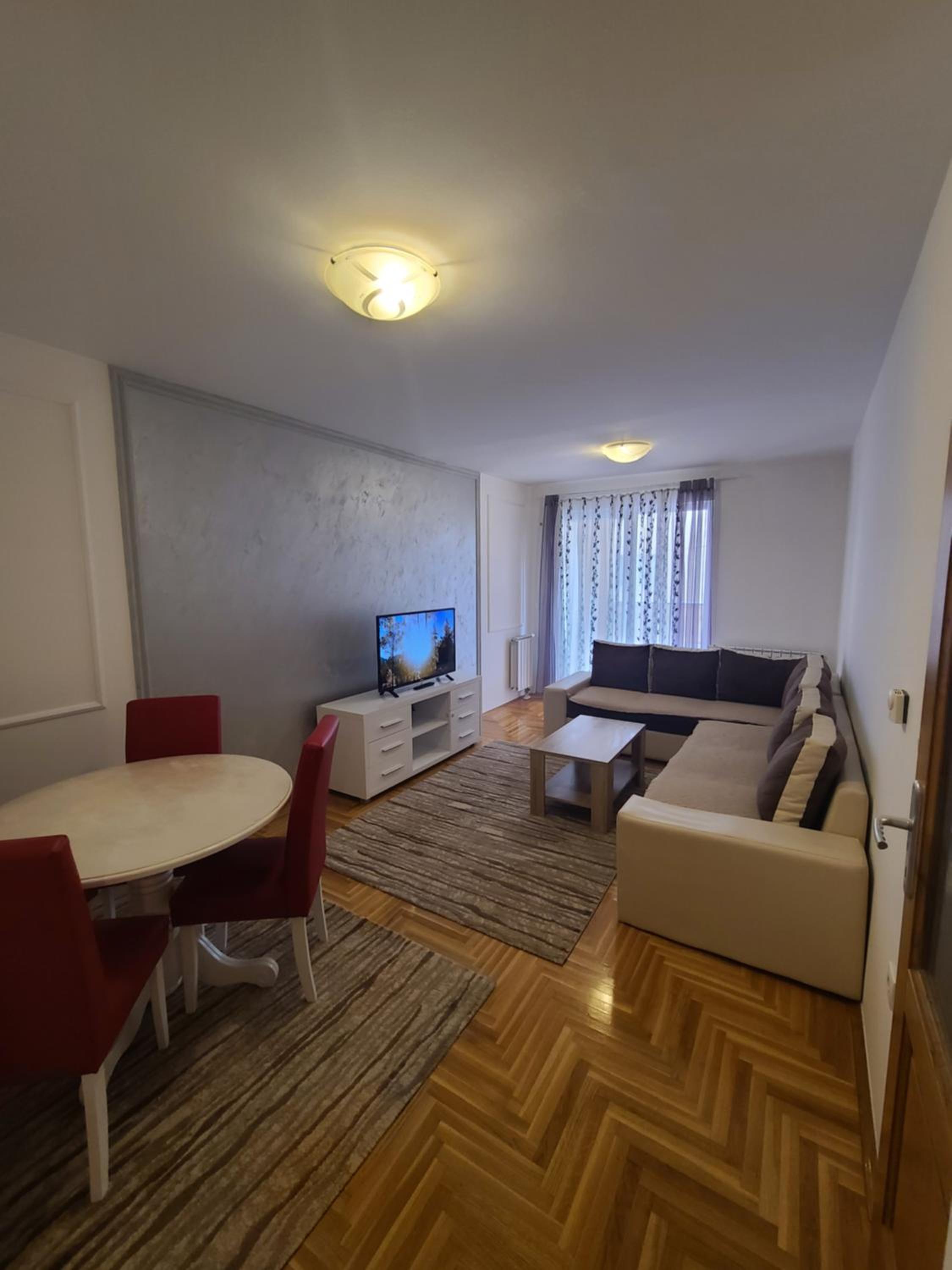 Rejjan Apartments-Spacious 2BR Apartment for 7, Free Parking, Tram to Old Town