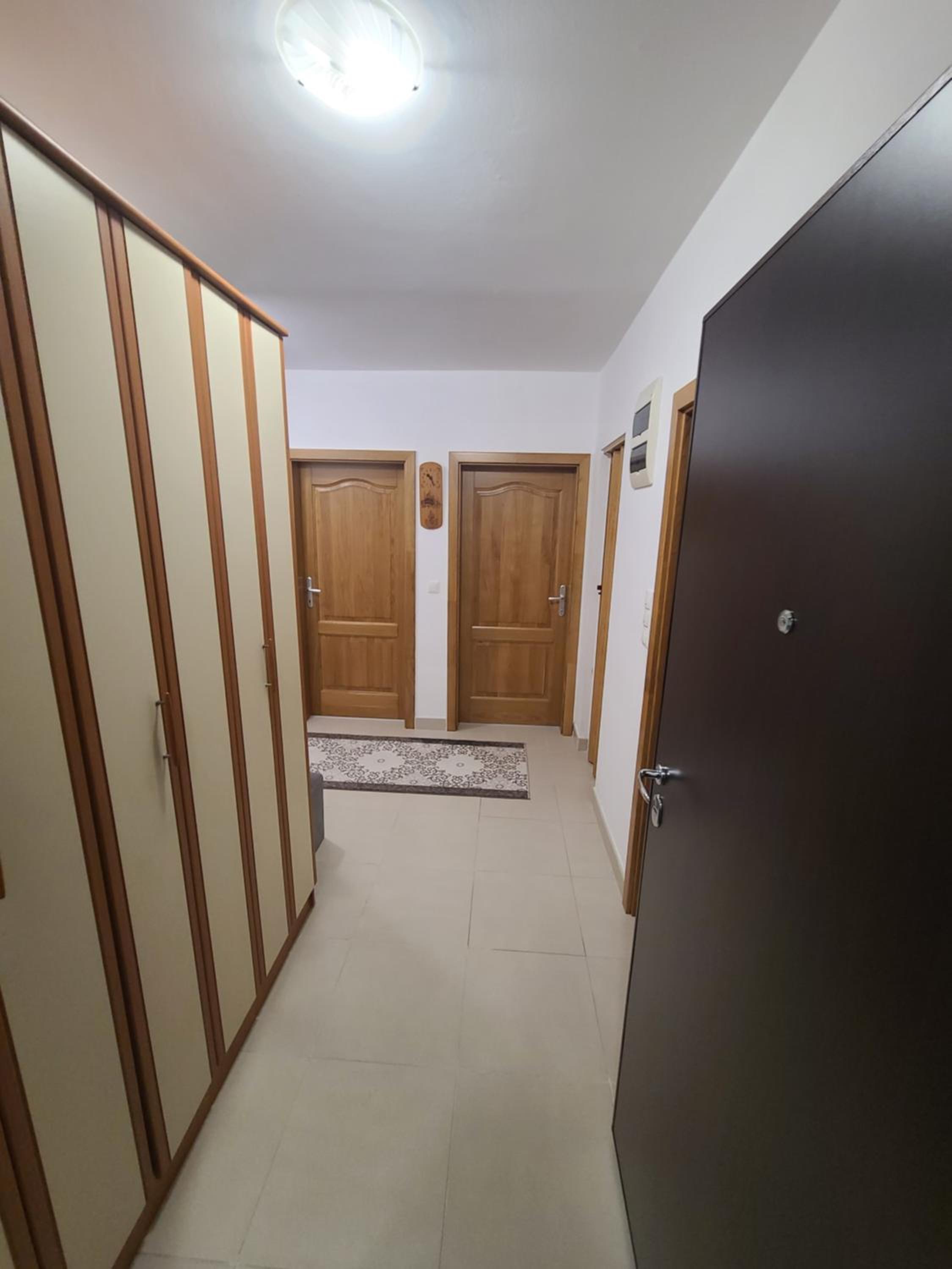 Rejjan Apartments-Spacious 2BR Apartment for 7, Free Parking, Tram to Old Town