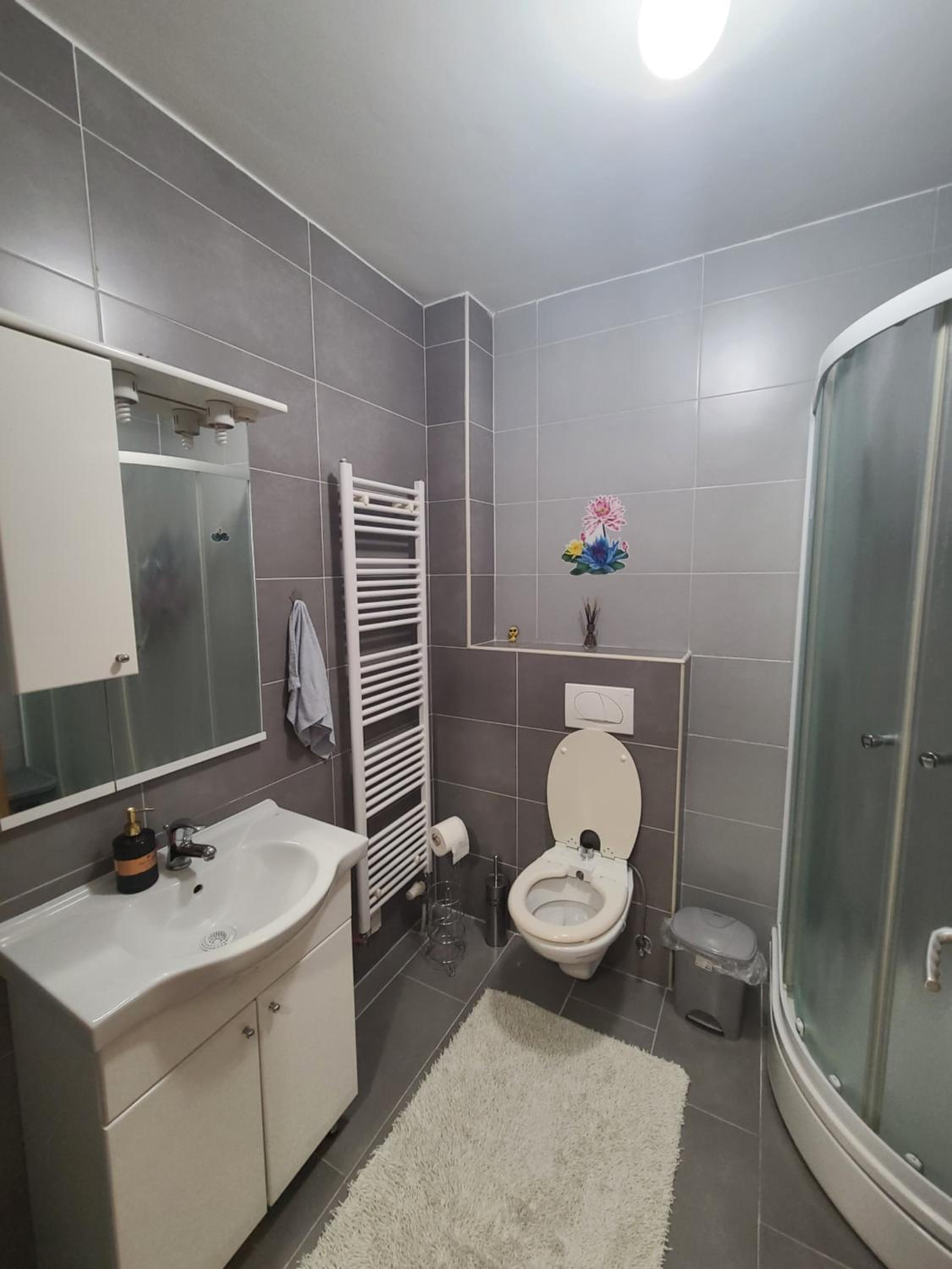 Rejjan Apartments-Spacious 2BR Apartment for 7, Free Parking, Tram to Old Town