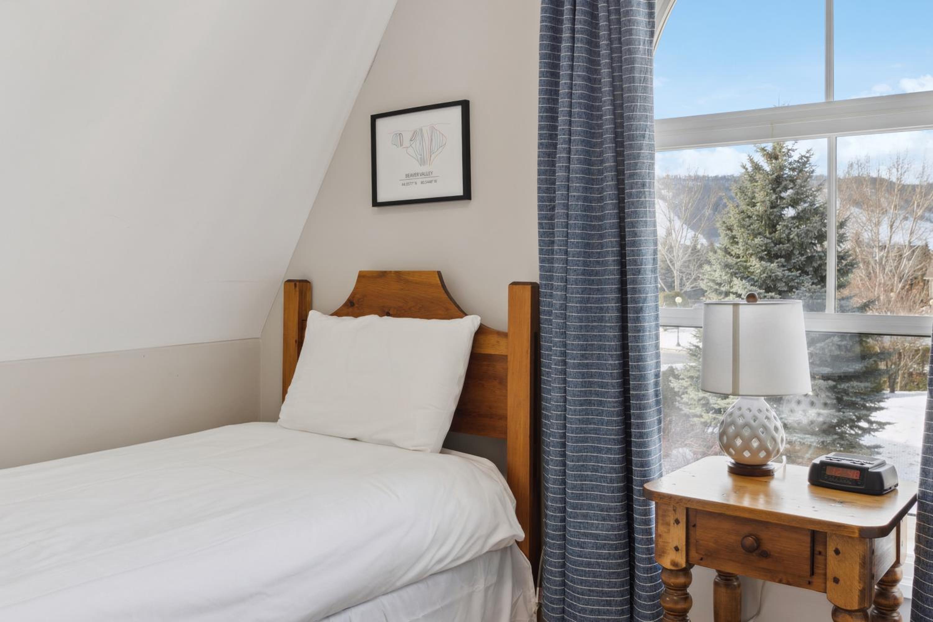 3BR Snowbridge Chalet in Blue with Golf Course View