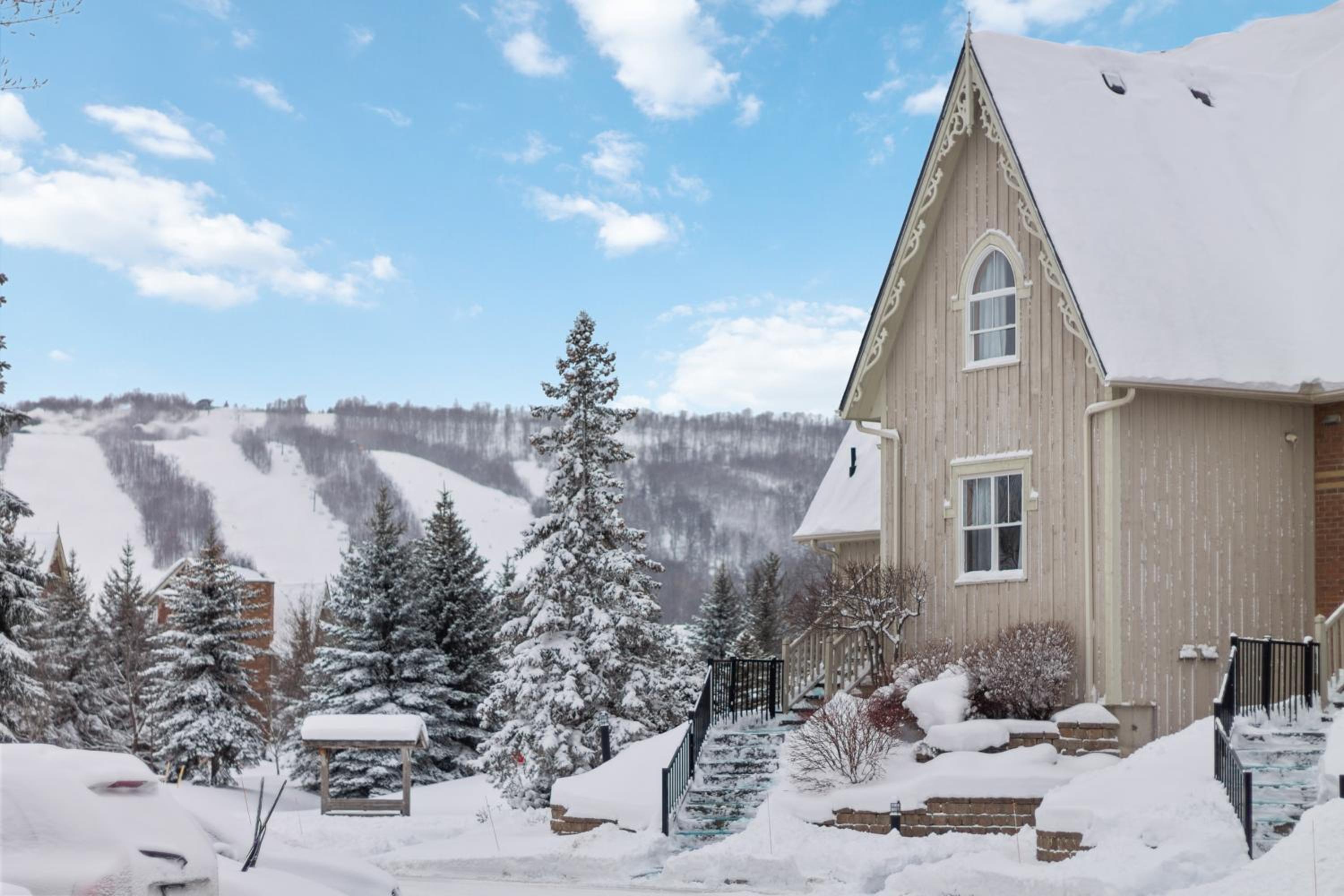3BR Snowbridge Chalet in Blue with Golf Course View