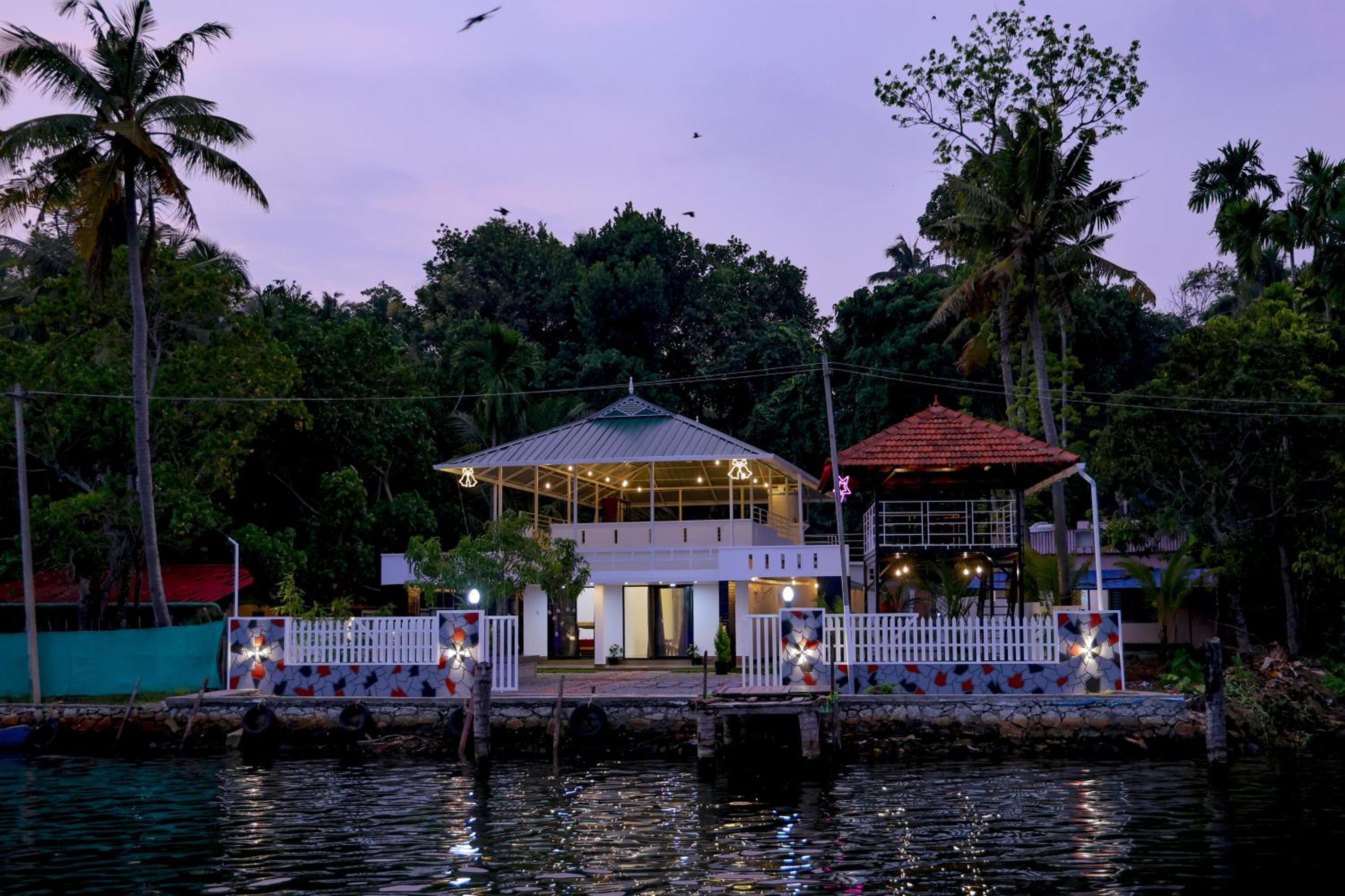 LOVESHORE Homestay