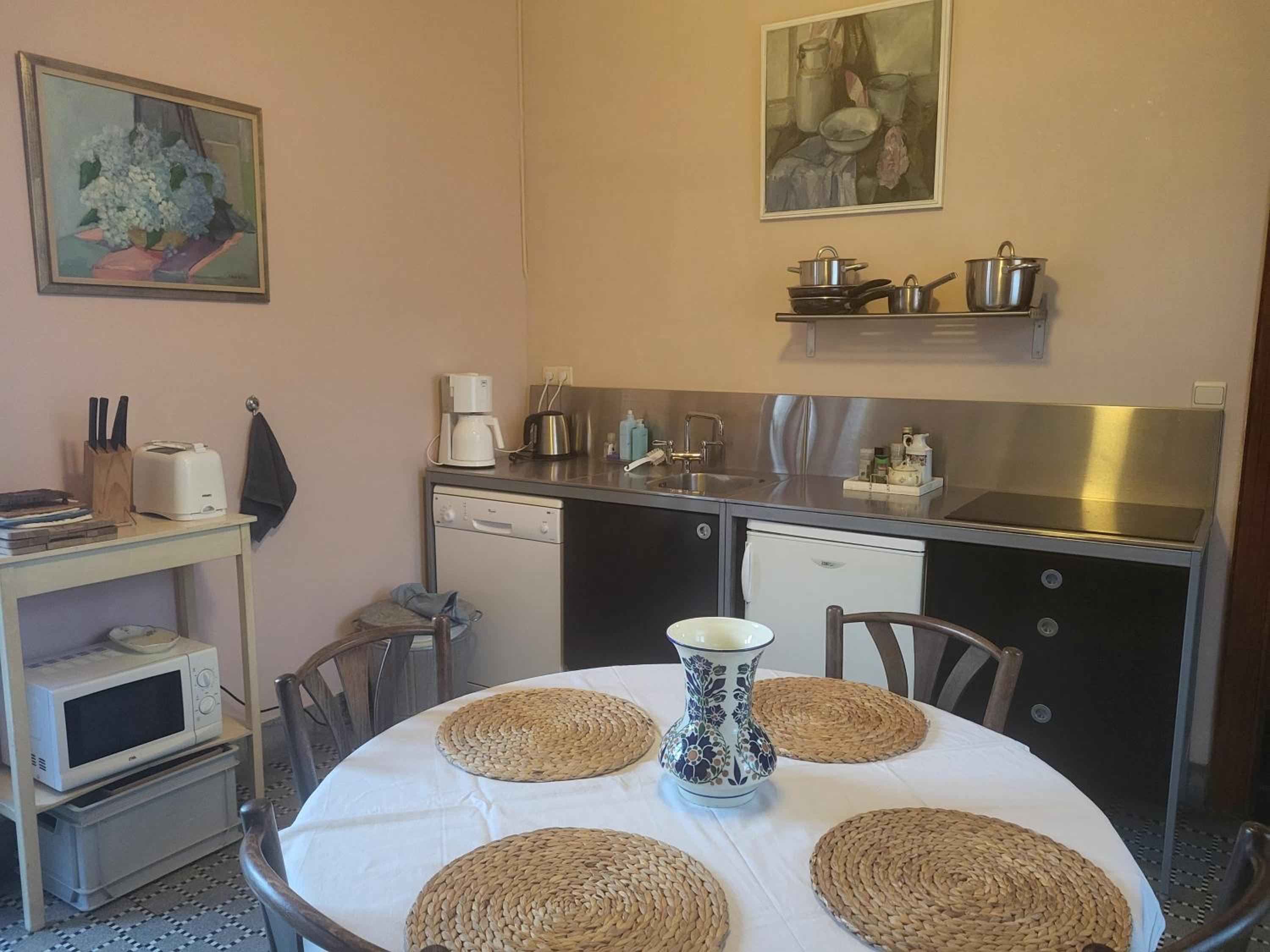 Charming and cosy ART DECO house in old historic farm with private natural pool and gardens with hiking and cycling trails nearby