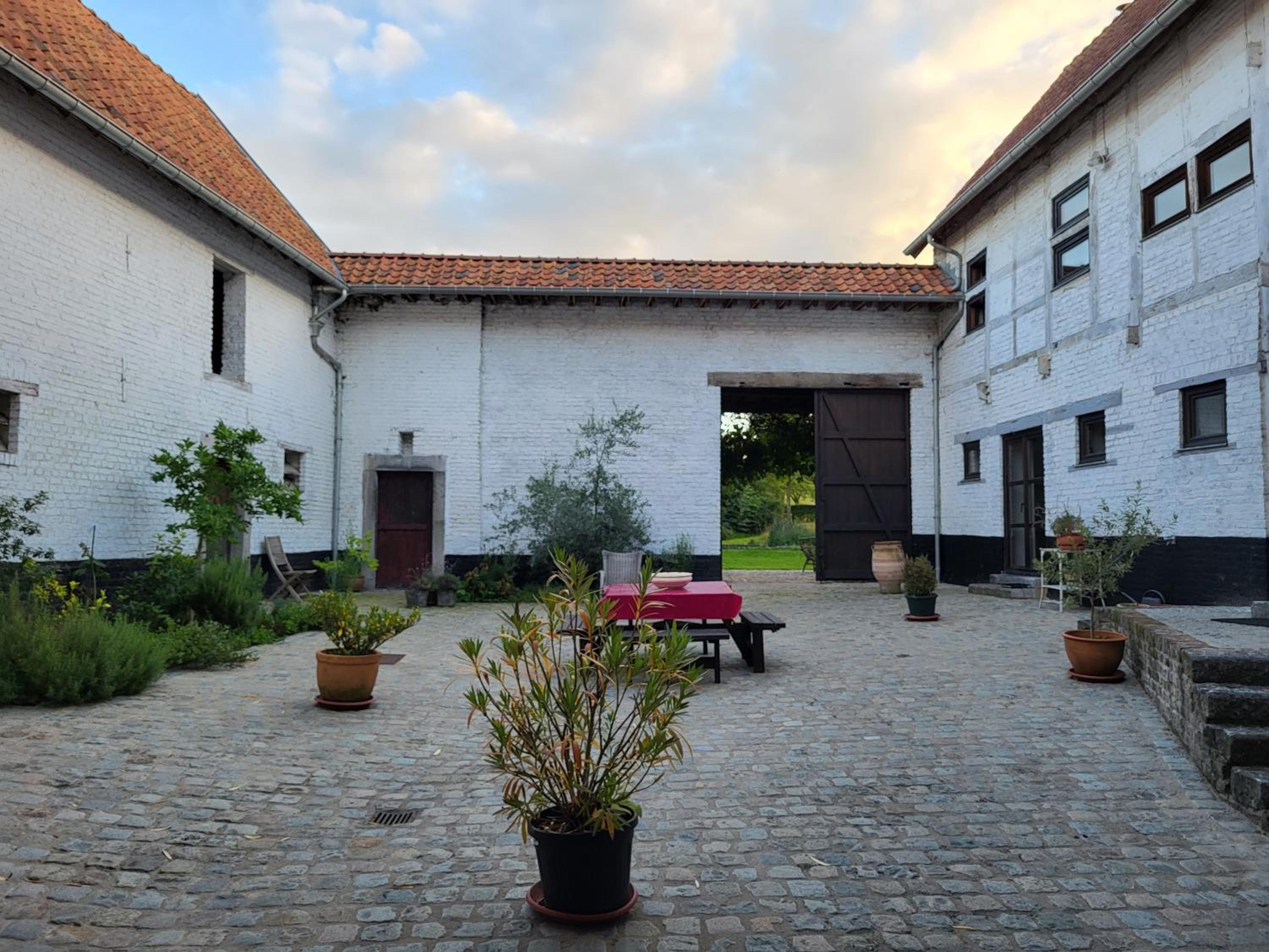 Charming and cosy ART DECO house in old historic farm with private natural pool and gardens with hiking and cycling trails nearby