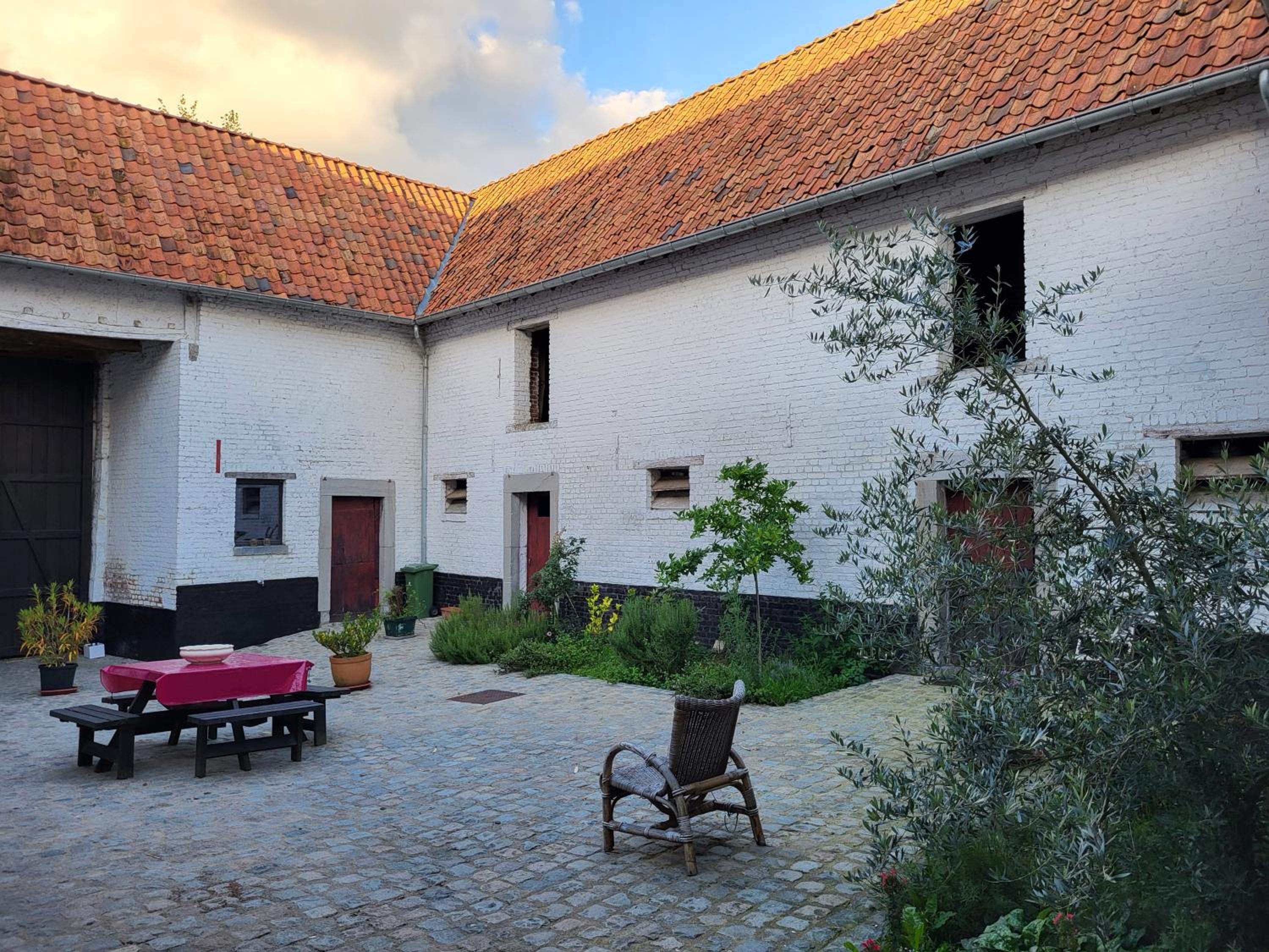 Charming and cosy ART DECO house in old historic farm with private natural pool and gardens with hiking and cycling trails nearby