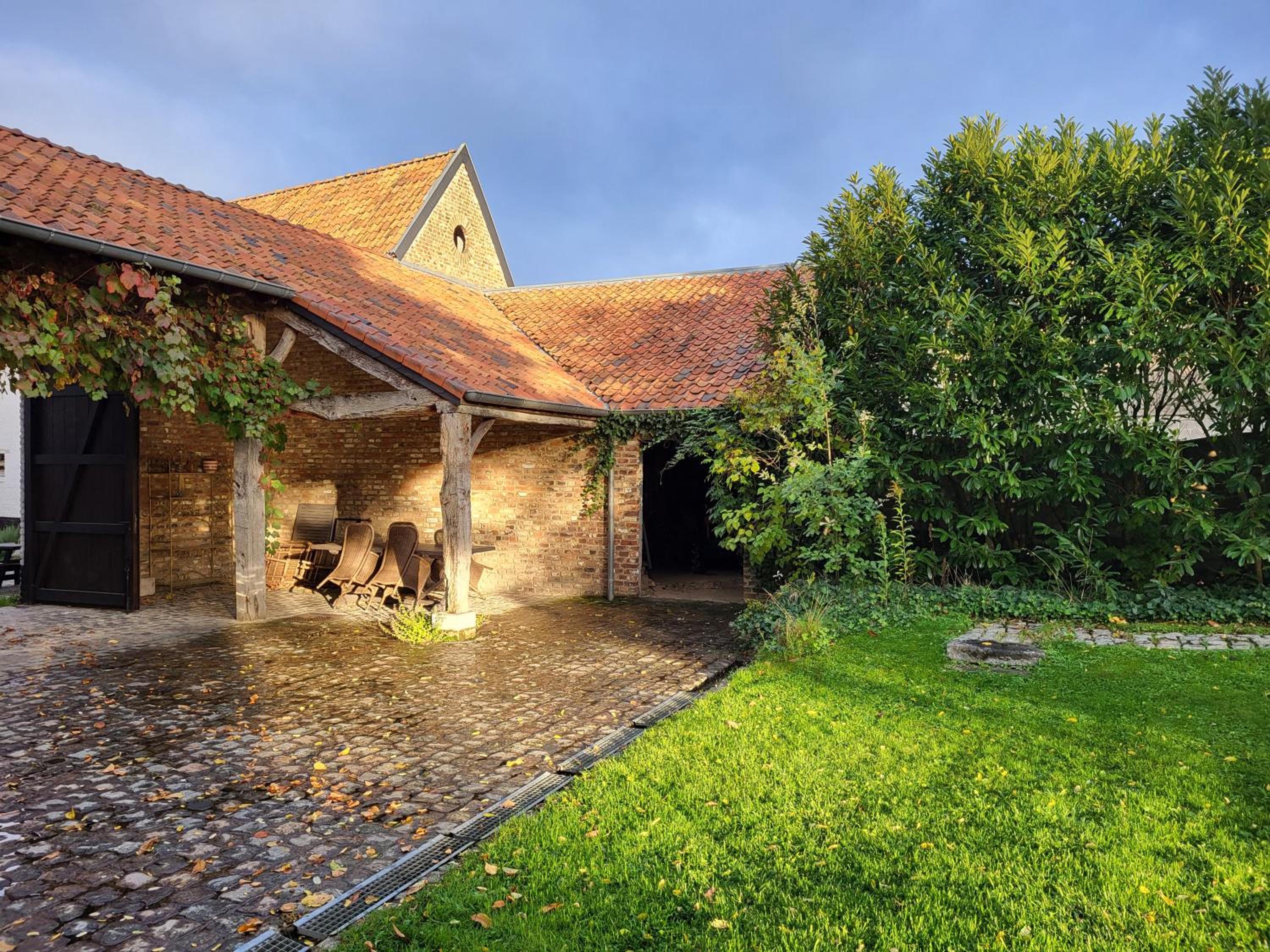 Charming and cosy ART DECO house in old historic farm with private natural pool and gardens with hiking and cycling trails nearby