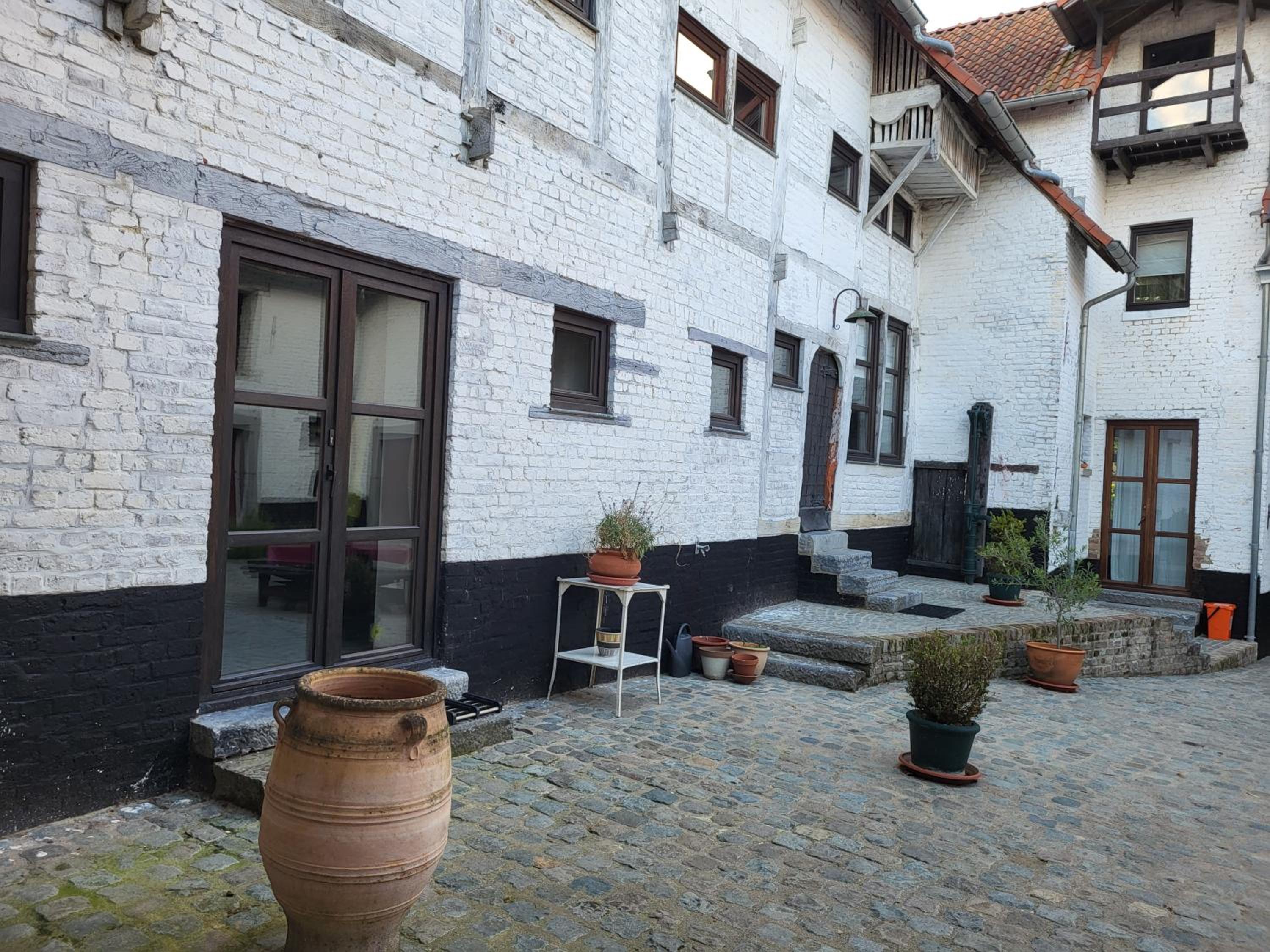 Charming and cosy ART DECO house in old historic farm with private natural pool and gardens with hiking and cycling trails nearby