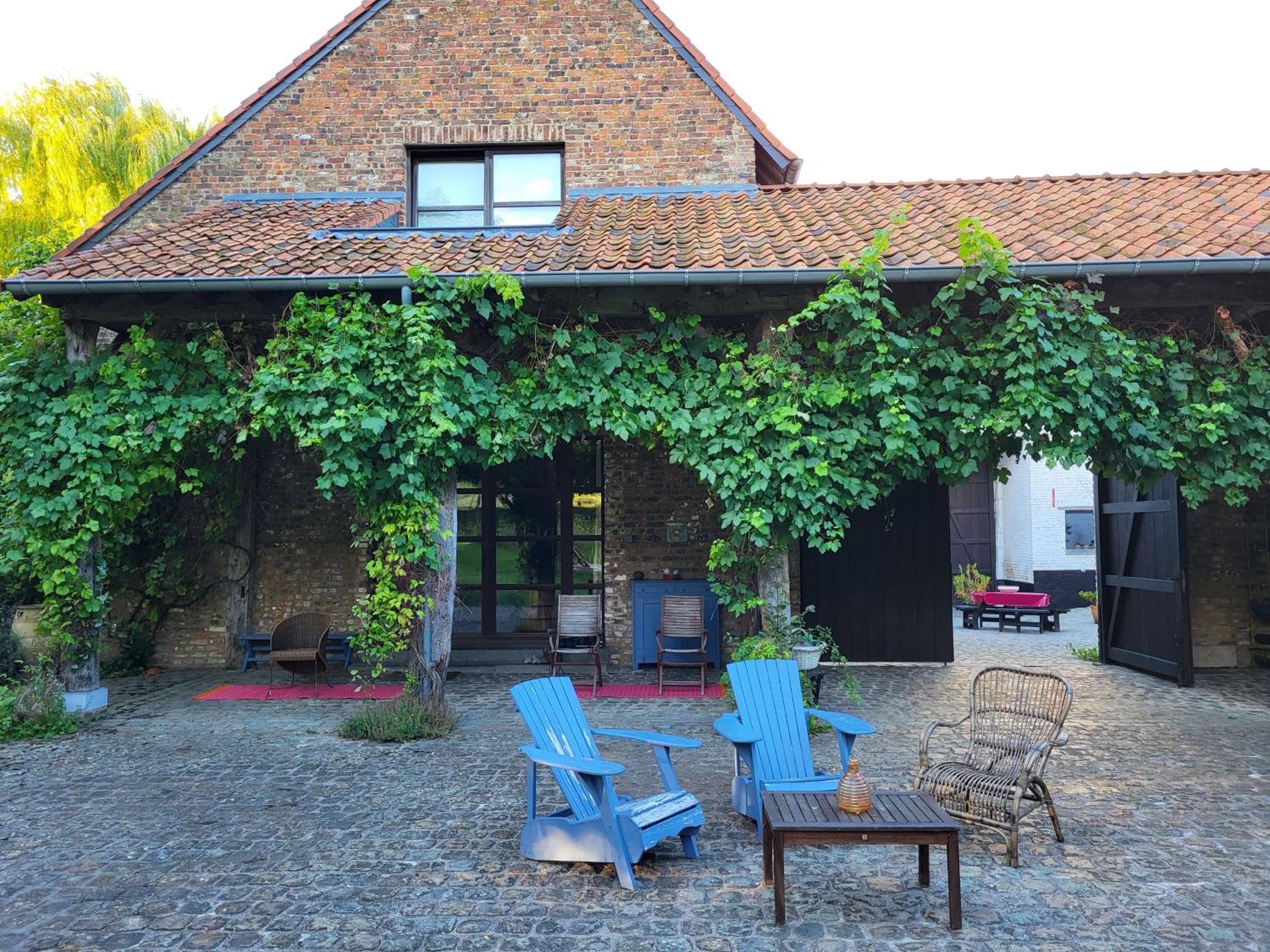 Charming and cosy ART DECO house in old historic farm with private natural pool and gardens with hiking and cycling trails nearby