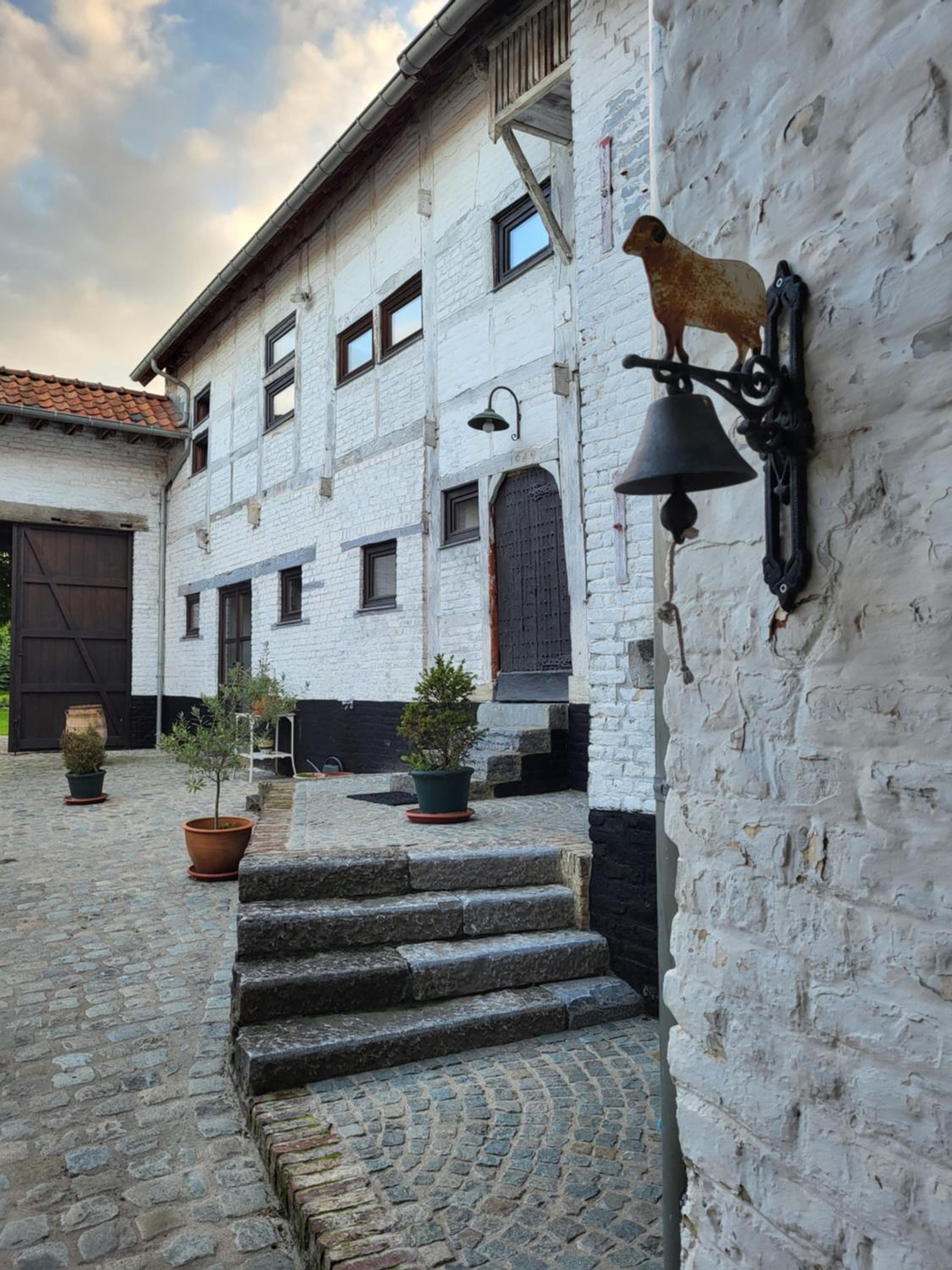Charming and cosy ART DECO house in old historic farm with private natural pool and gardens with hiking and cycling trails nearby