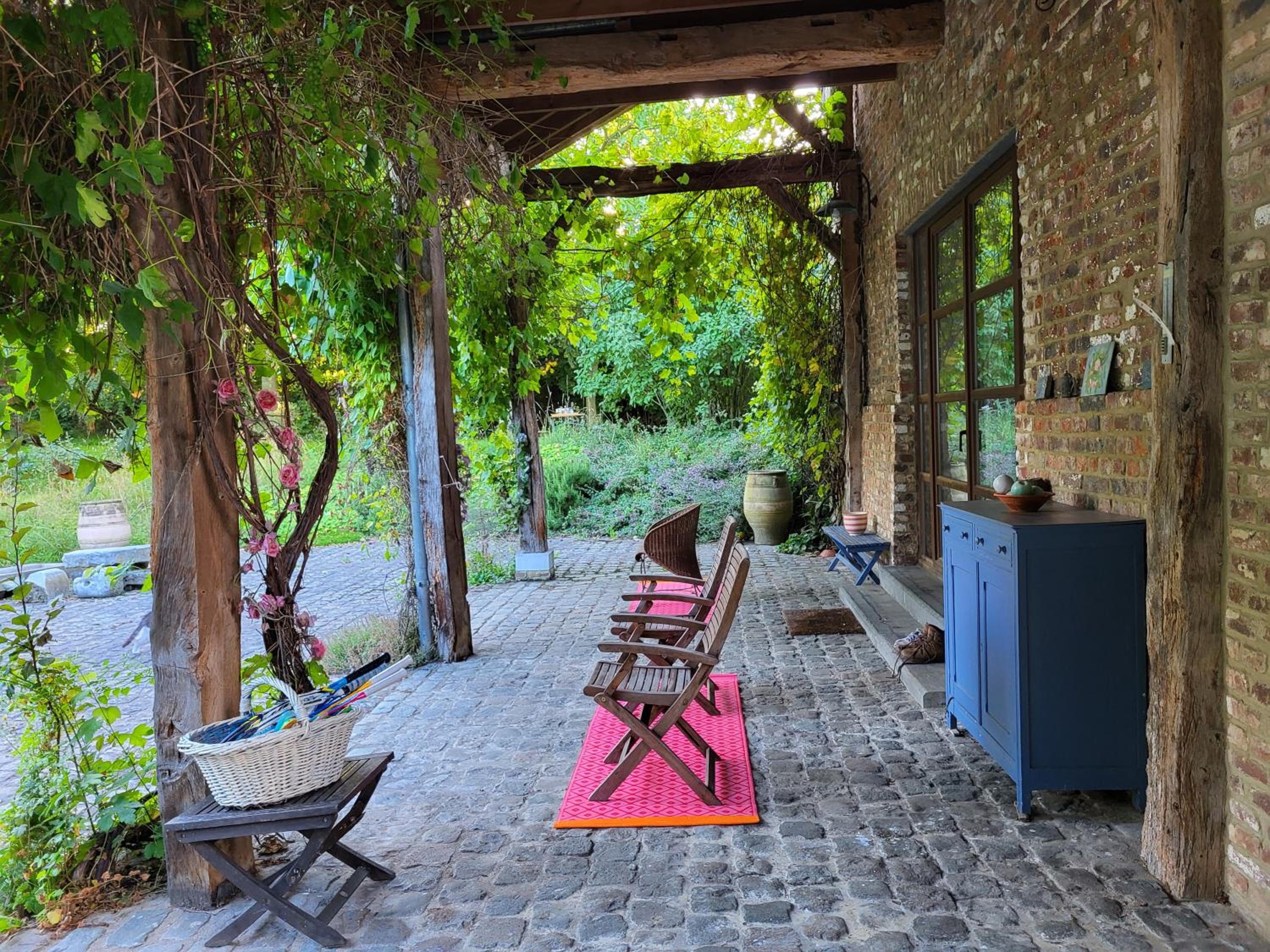 Charming and cosy ART DECO house in old historic farm with private natural pool and gardens with hiking and cycling trails nearby