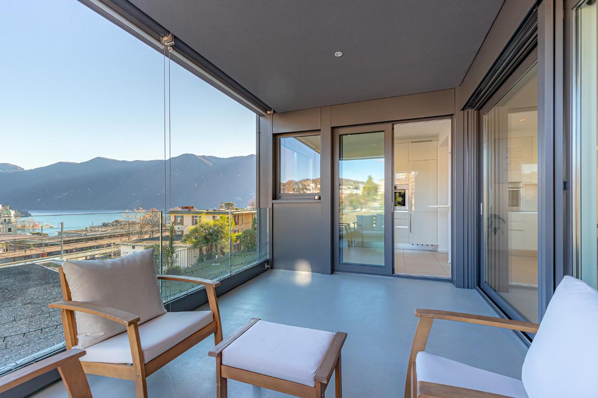 IMPERIAL of LUGANO 3 with a lake view behind the station and 10 min from the lake of Lugano