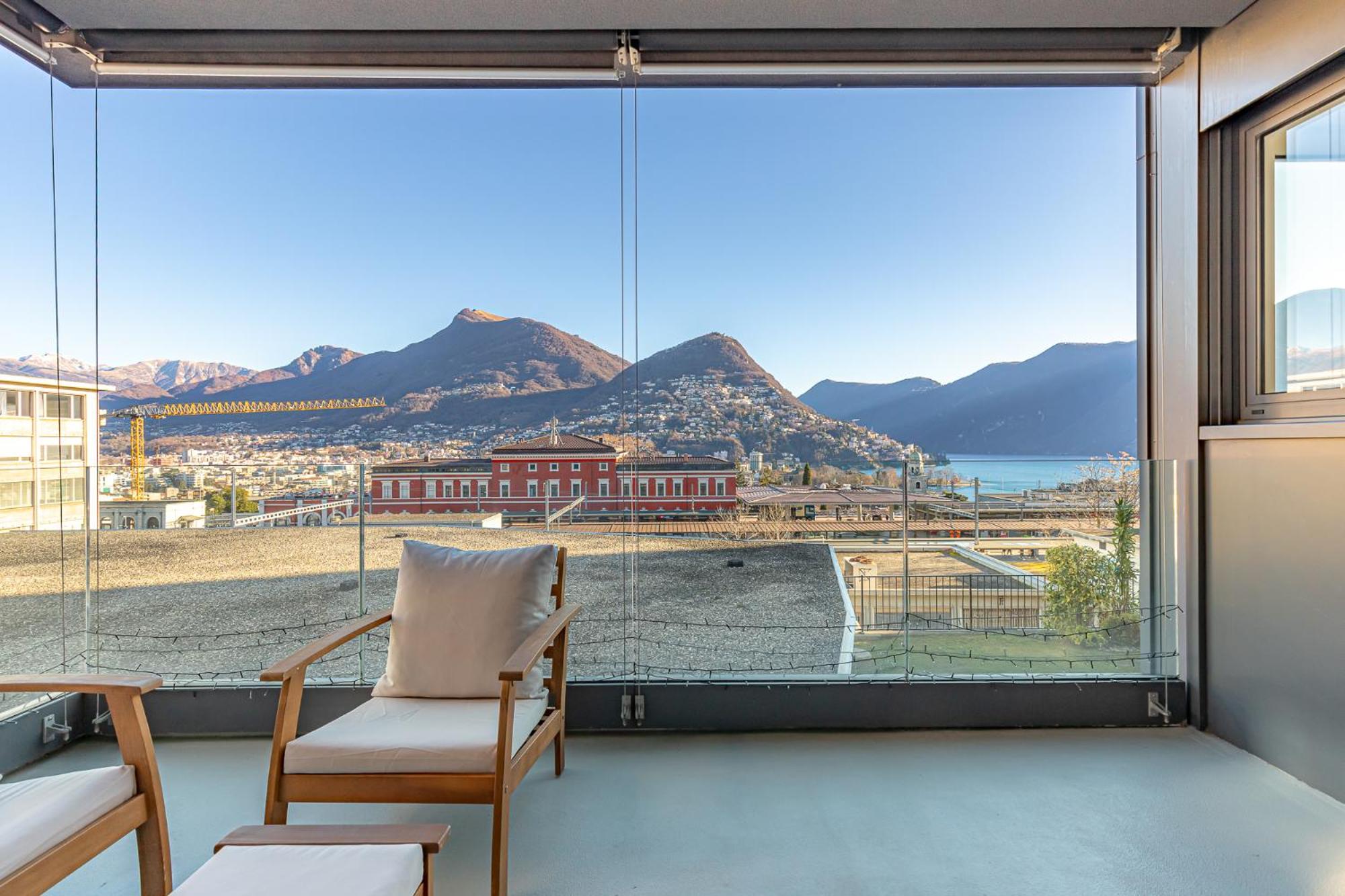 IMPERIAL of LUGANO 3 with a lake view behind the station and 10 min from the lake of Lugano