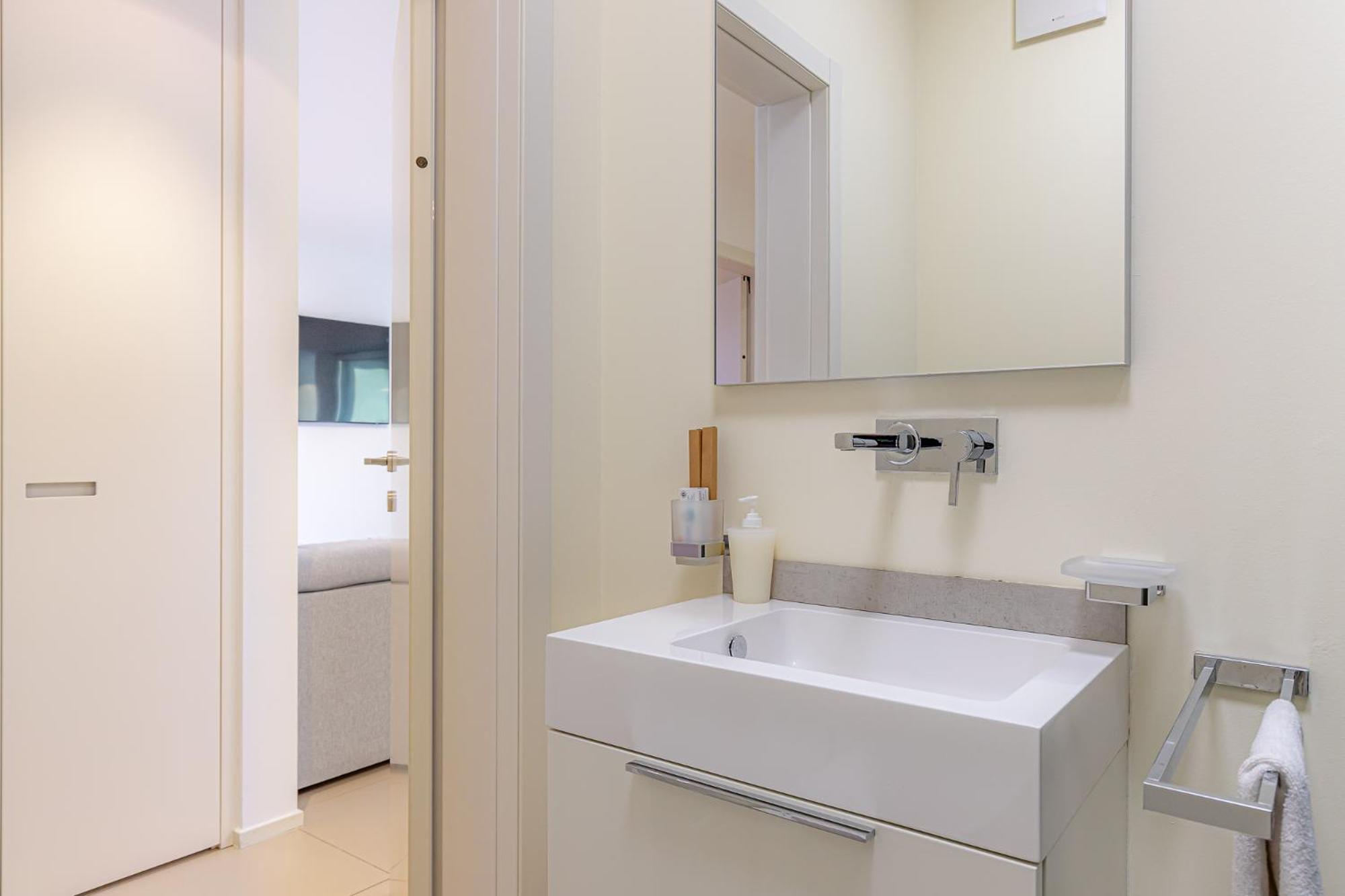 IMPERIAL of LUGANO 3 with a lake view behind the station and 10 min from the lake of Lugano