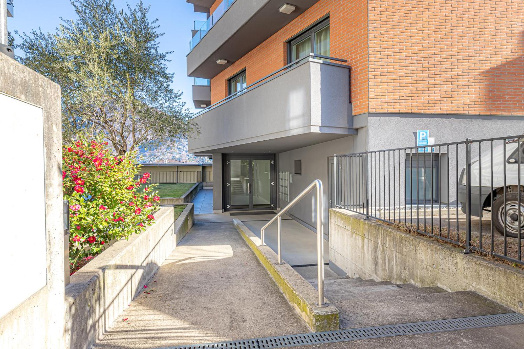IMPERIAL of LUGANO 3 with a lake view behind the station and 10 min from the lake of Lugano