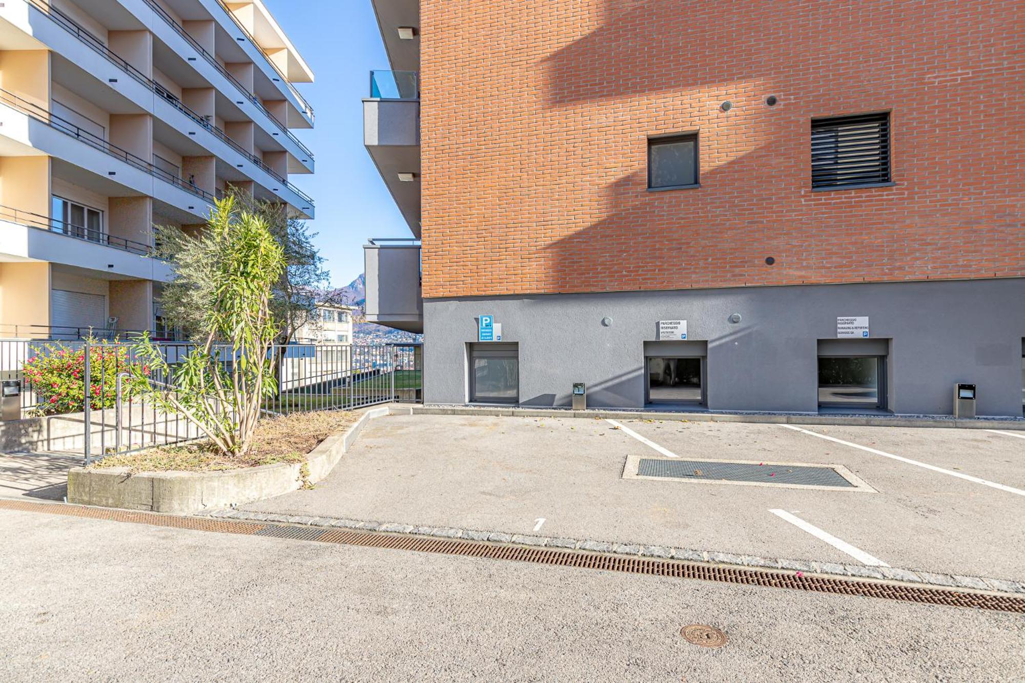 IMPERIAL of LUGANO 3 with a lake view behind the station and 10 min from the lake of Lugano
