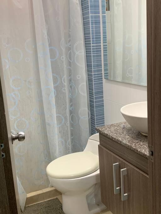 Hermoso apartamento con vista al mar con piscina