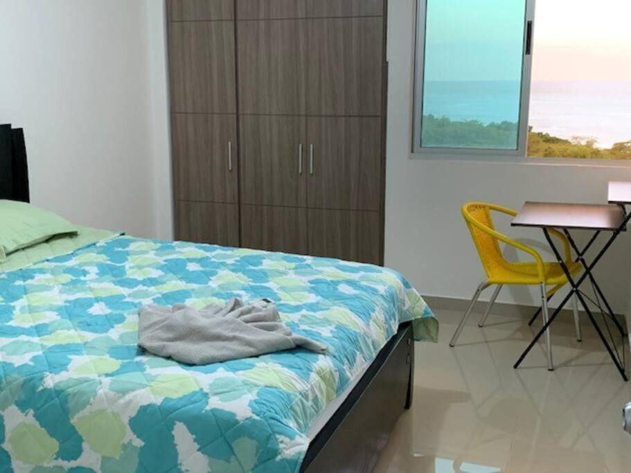 Hermoso apartamento con vista al mar con piscina