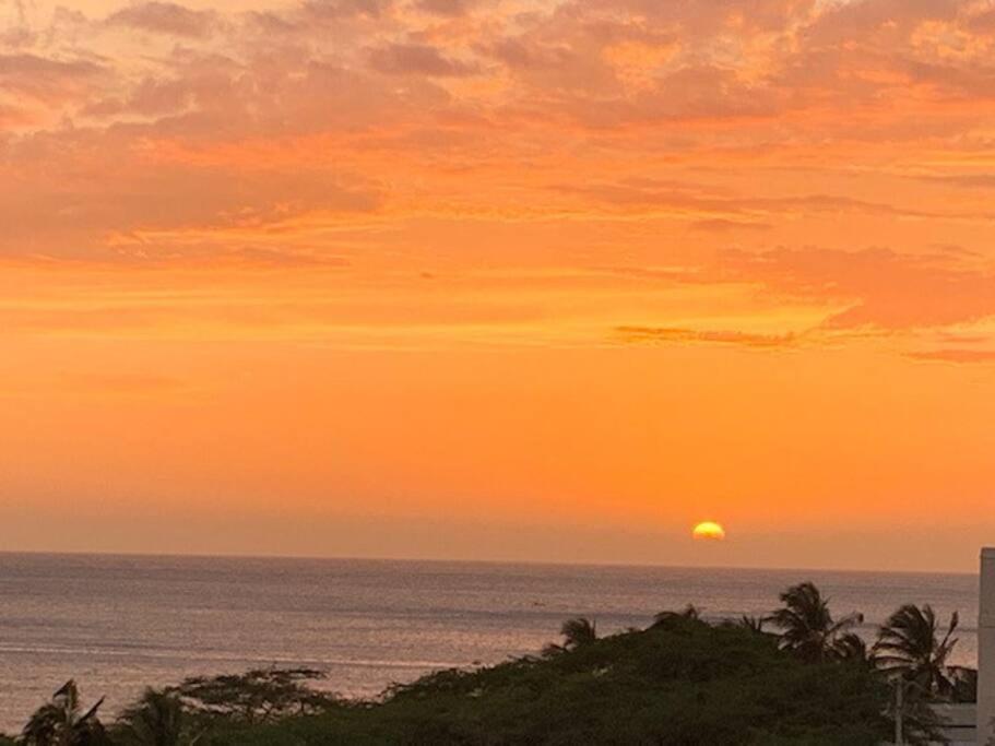Hermoso apartamento con vista al mar con piscina