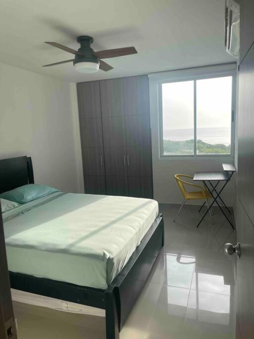 Hermoso apartamento con vista al mar con piscina